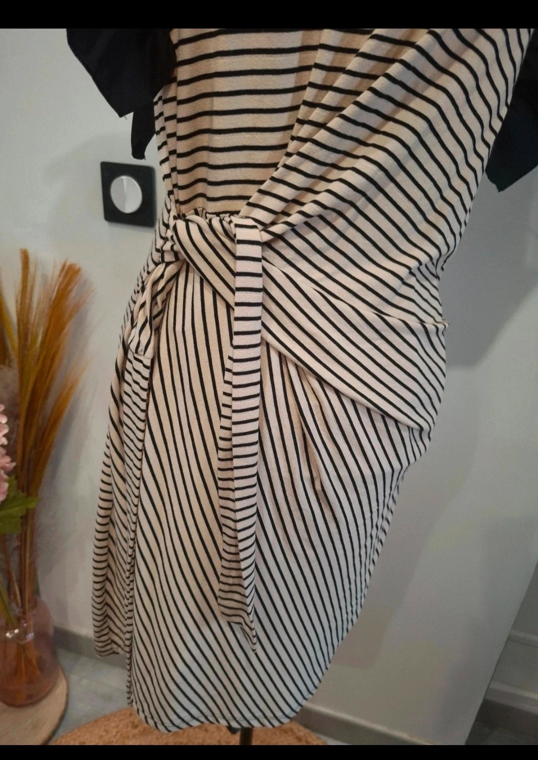 Robe rayée noir et écru à manches bouffantes – effet drapé – taille Taille unique 2