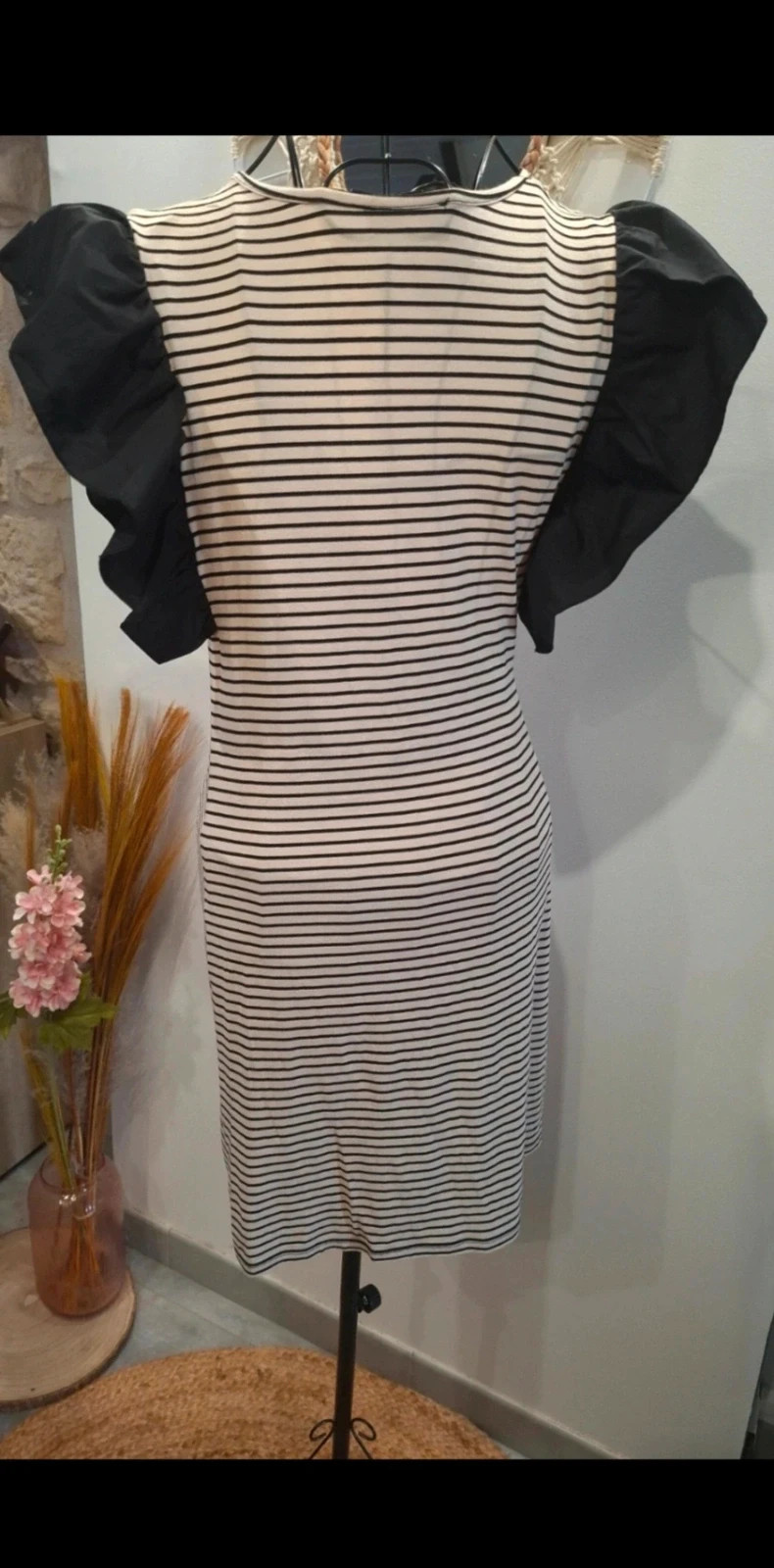 Robe rayée noir et écru à manches bouffantes – effet drapé – taille Taille unique 4
