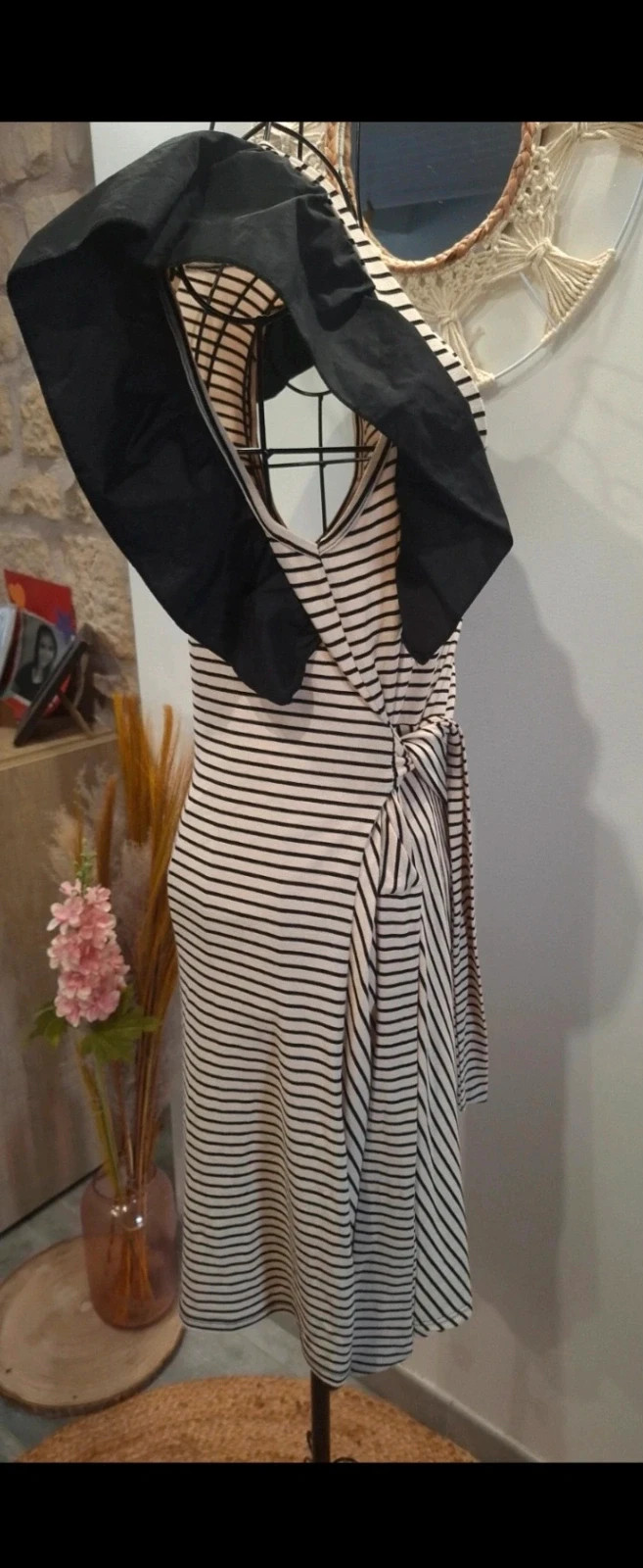 Robe rayée noir et écru à manches bouffantes – effet drapé – taille Taille unique 3