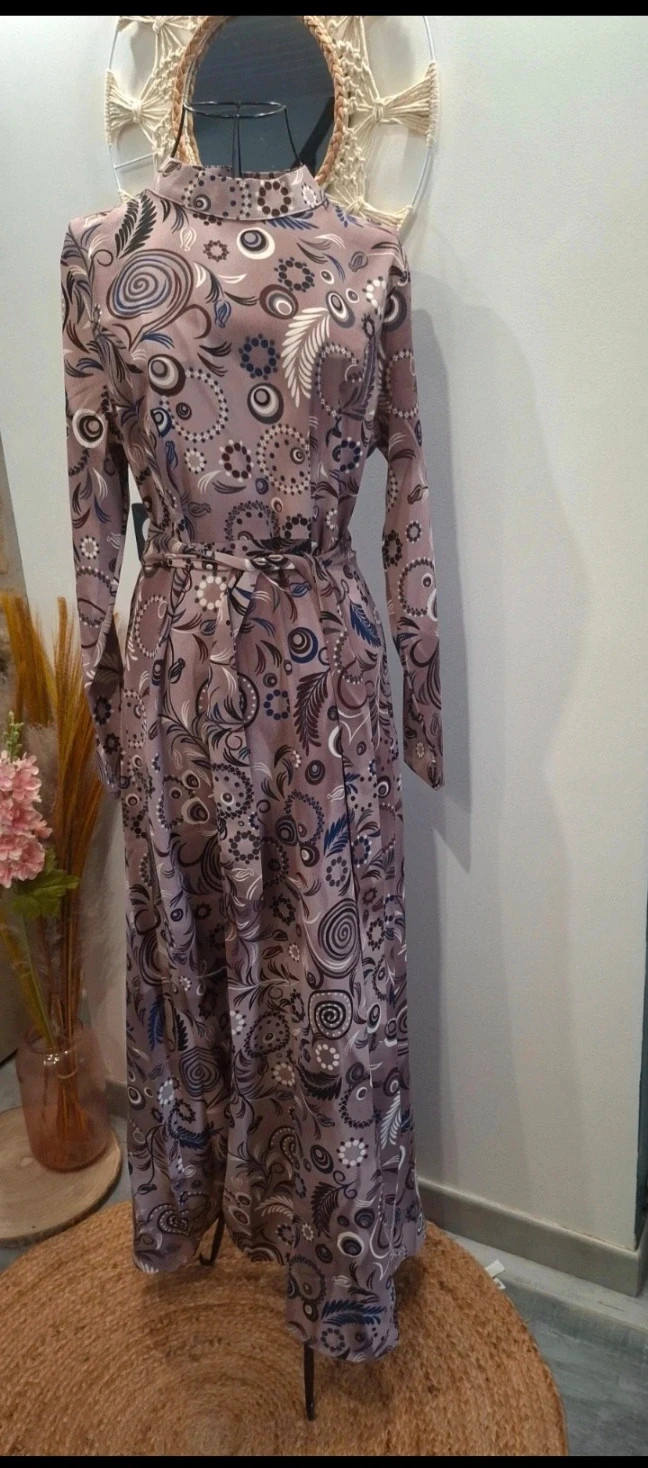 Robe longue Tavin imprimé graphique col montant ceinturée taille 40 – Tavin – taille L / 40 / 12