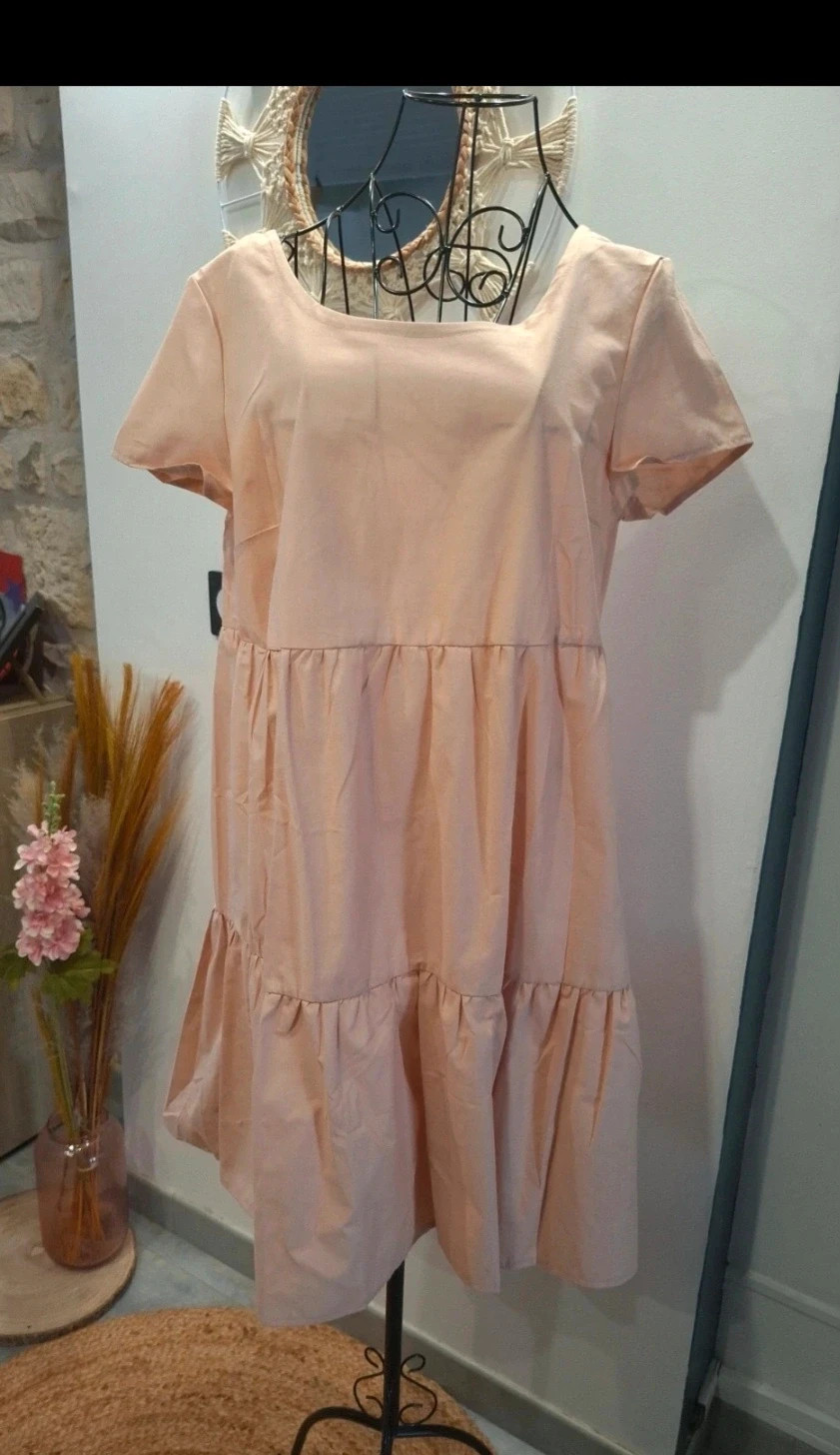Robe rose poudré à volants et manches courtes – Tessa – taille L
