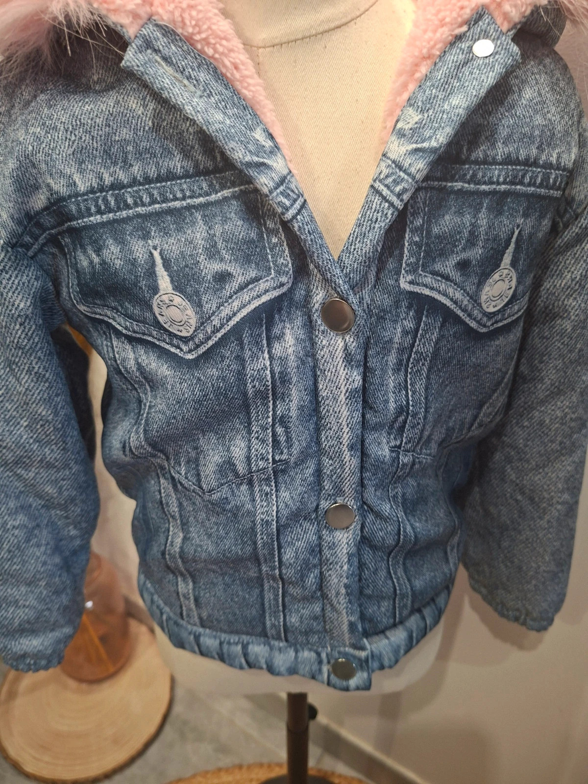 Veste en jean fille 7 ans avec capuche fourrure rose – style tendance – Shein – taille 7 ans / 122 cm 2