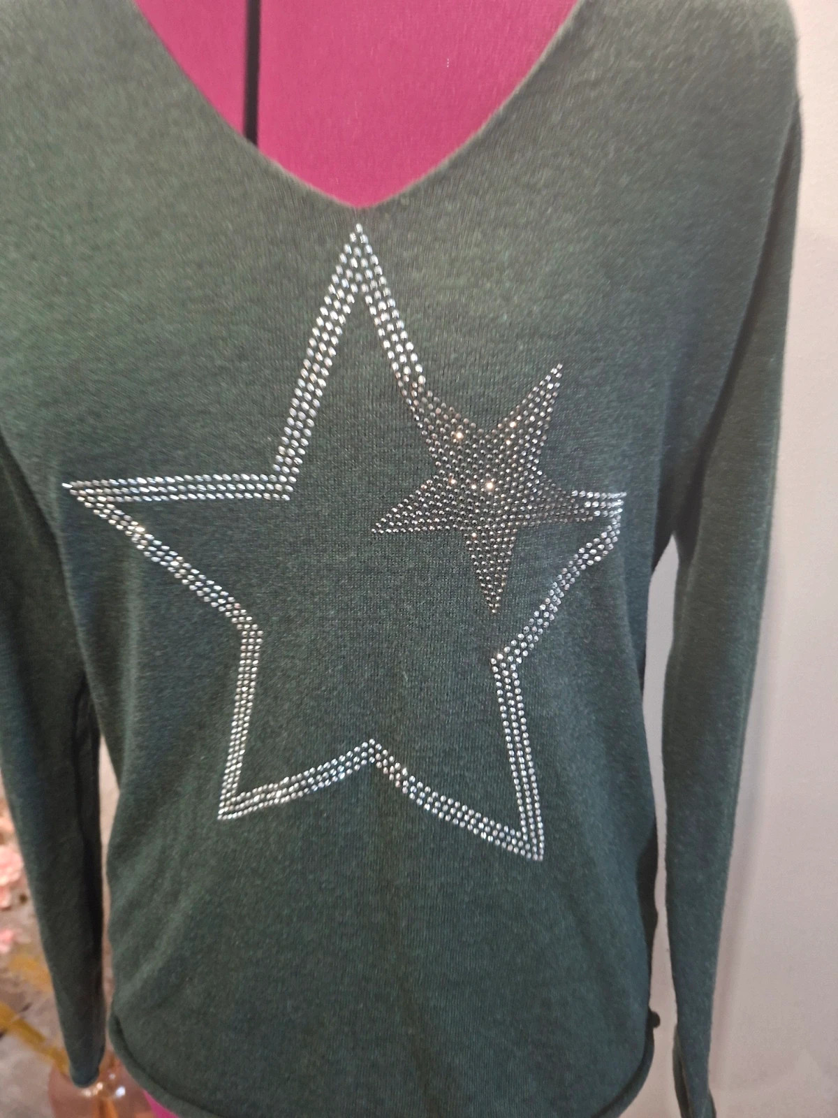 Pull vert sapin à col V – motif étoile strass – Version Feminin – taille Taille unique 2