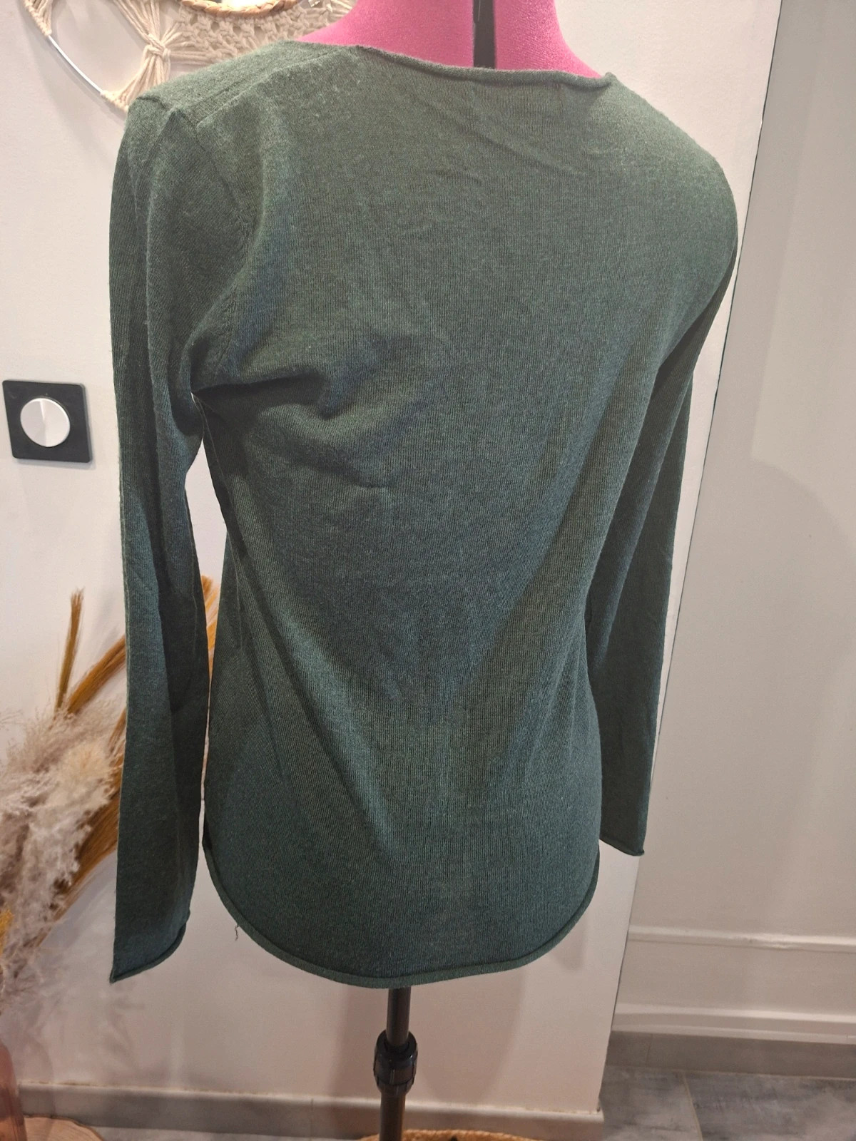 Pull vert sapin à col V – motif étoile strass – Version Feminin – taille Taille unique 4