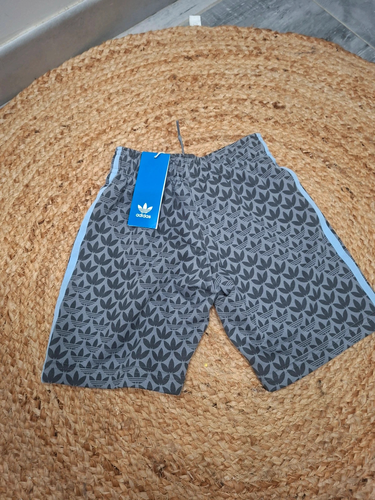 Adidas Originals short enfant 4/5 ans 110 cm neuf étiquette gris – adidas – taille 5 ans / 110 cm 4