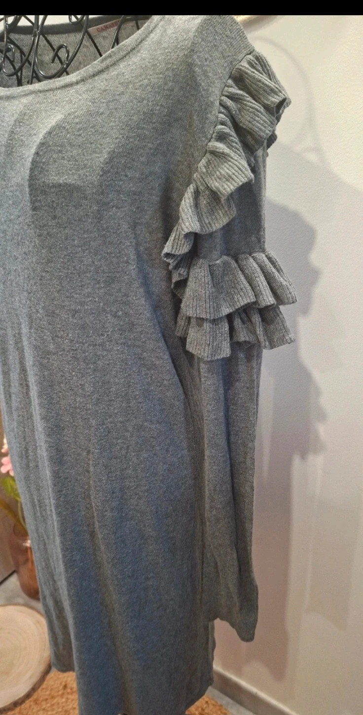 Robe pull grise à volants / volantés sur les manches (Aisselle à aisselle ~47-48 cm) – Camaïeu – taille M / 38 / 10 2