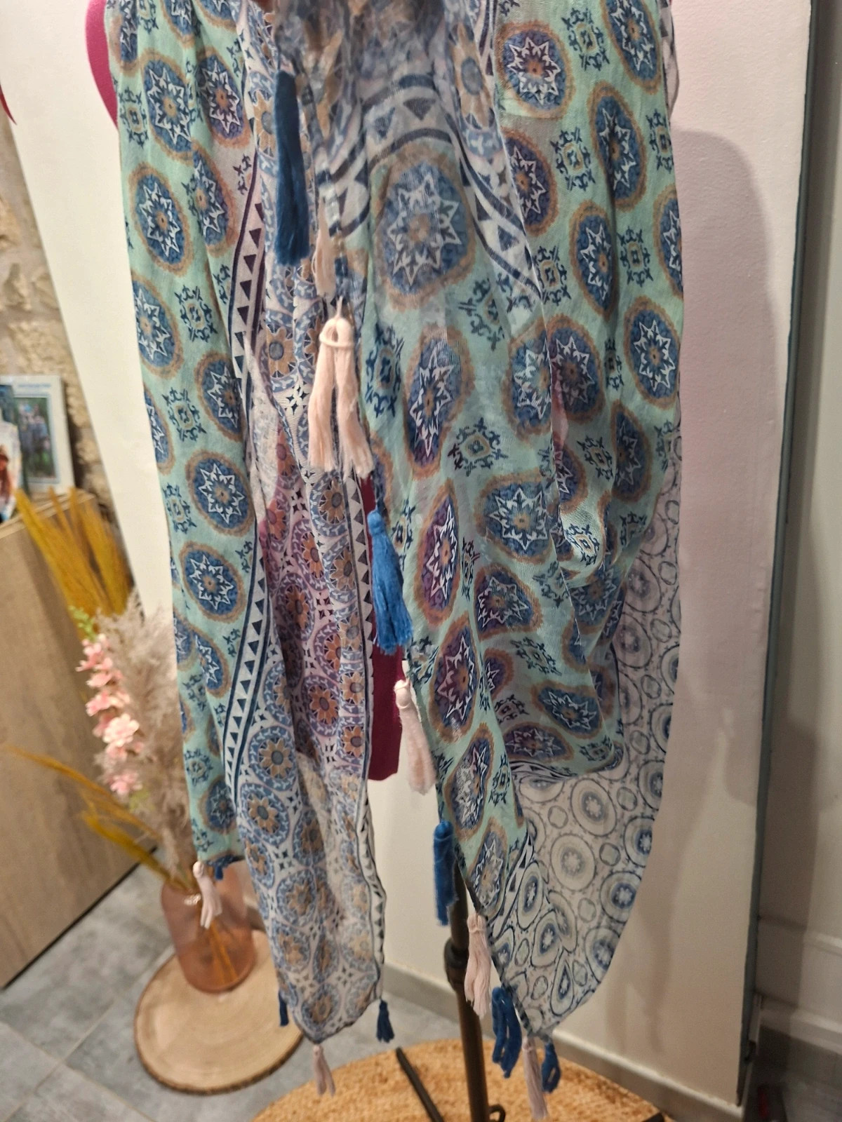 Foulard / étole imprimé motifs orientaux avec pompons 3