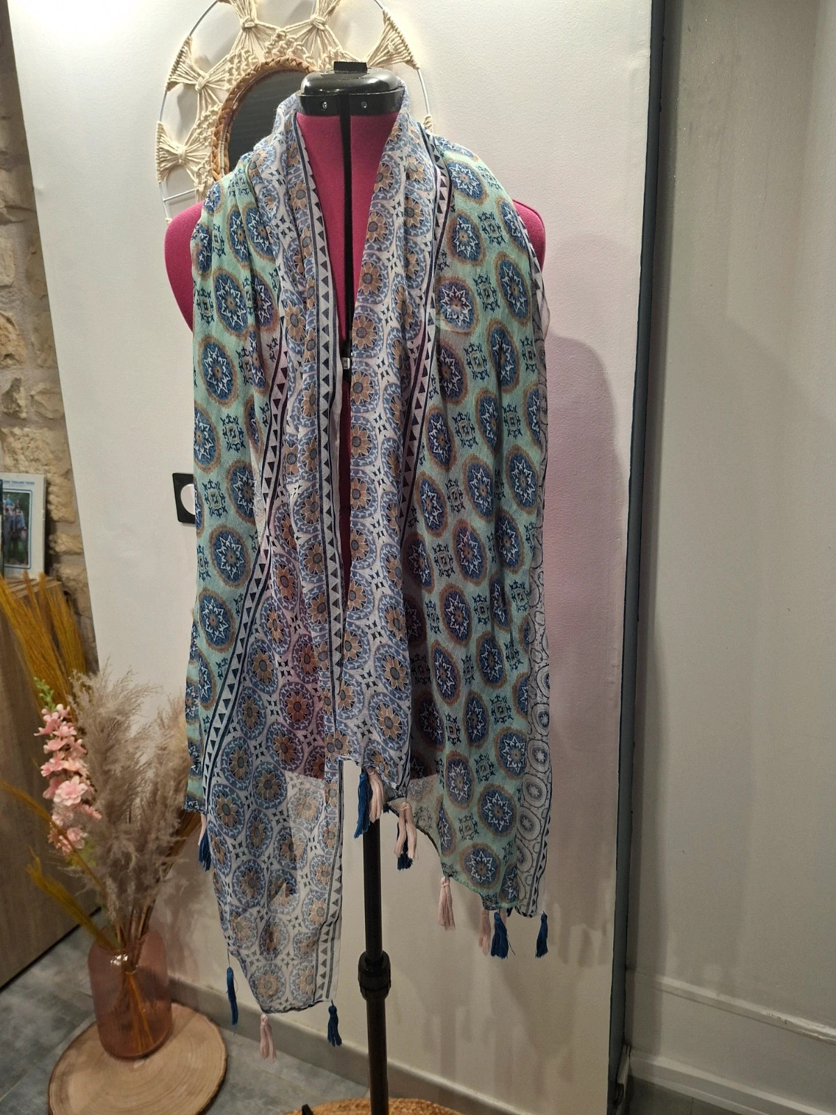 Foulard / étole imprimé motifs orientaux avec pompons