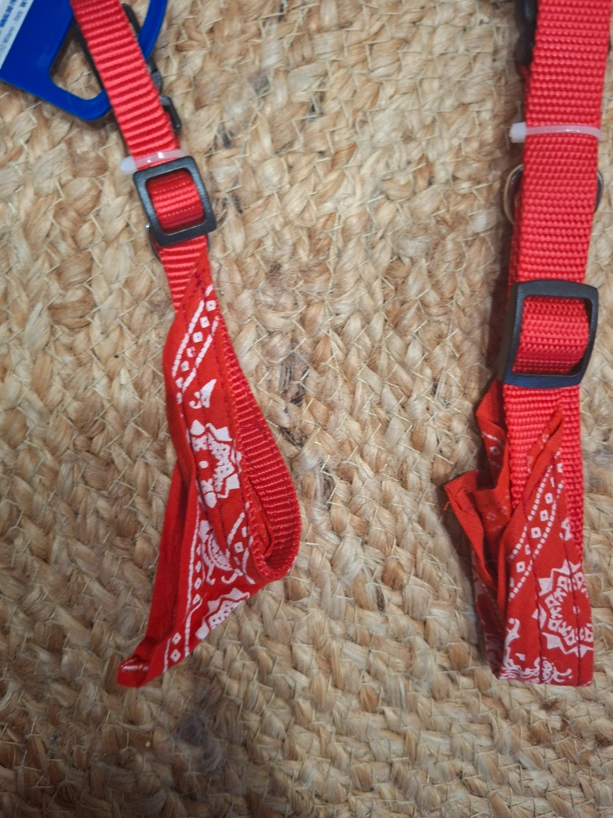 Lot accessoires chien neufs : Pochette friandises Company of Animals + 3 colliers bandana rouges 5