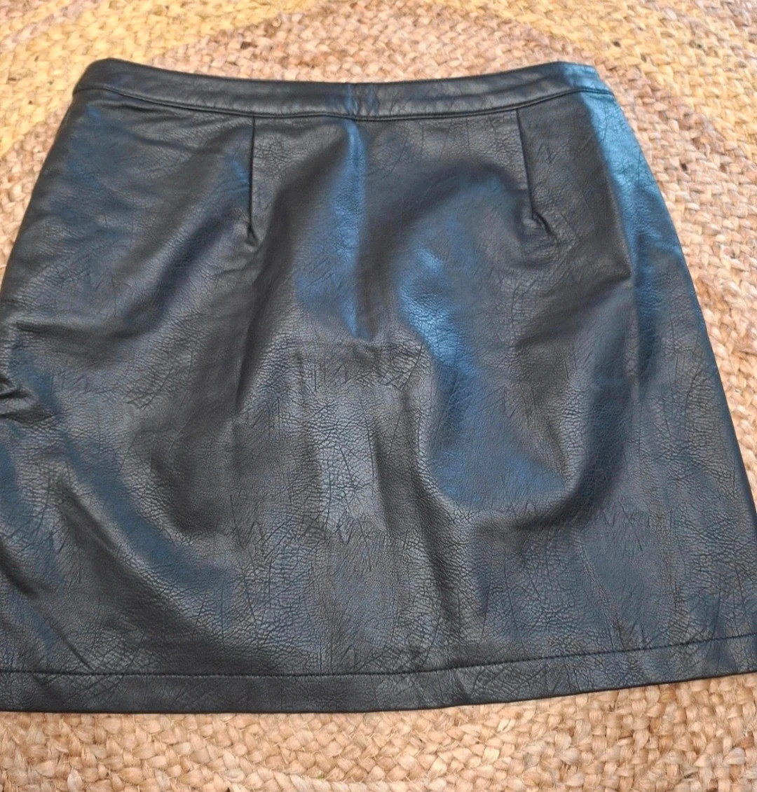 Jupe courte en similicuir noir avec fermeture éclair Camaïeu T44 – Camaïeu – taille XXL / 44 / 16 4