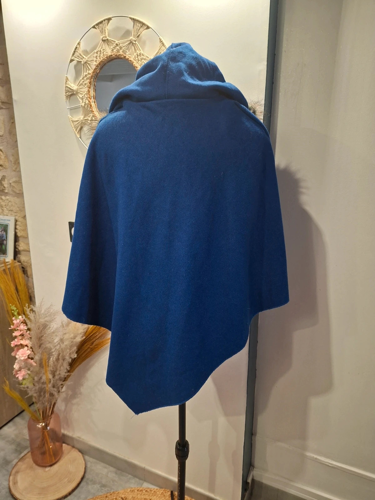 Poncho bleu roi à capuche – bordure fausse fourrure – taille Taille unique 4