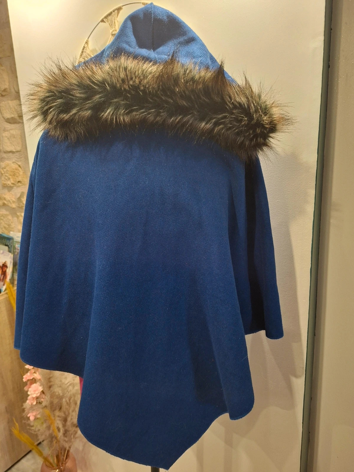 Poncho bleu roi à capuche – bordure fausse fourrure – taille Taille unique 2