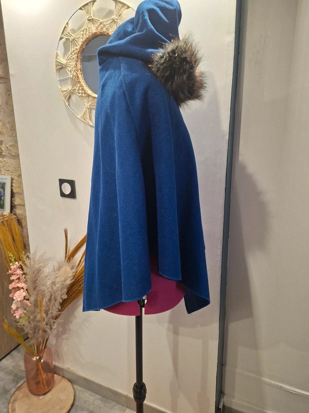Poncho bleu roi à capuche – bordure fausse fourrure – taille Taille unique 3