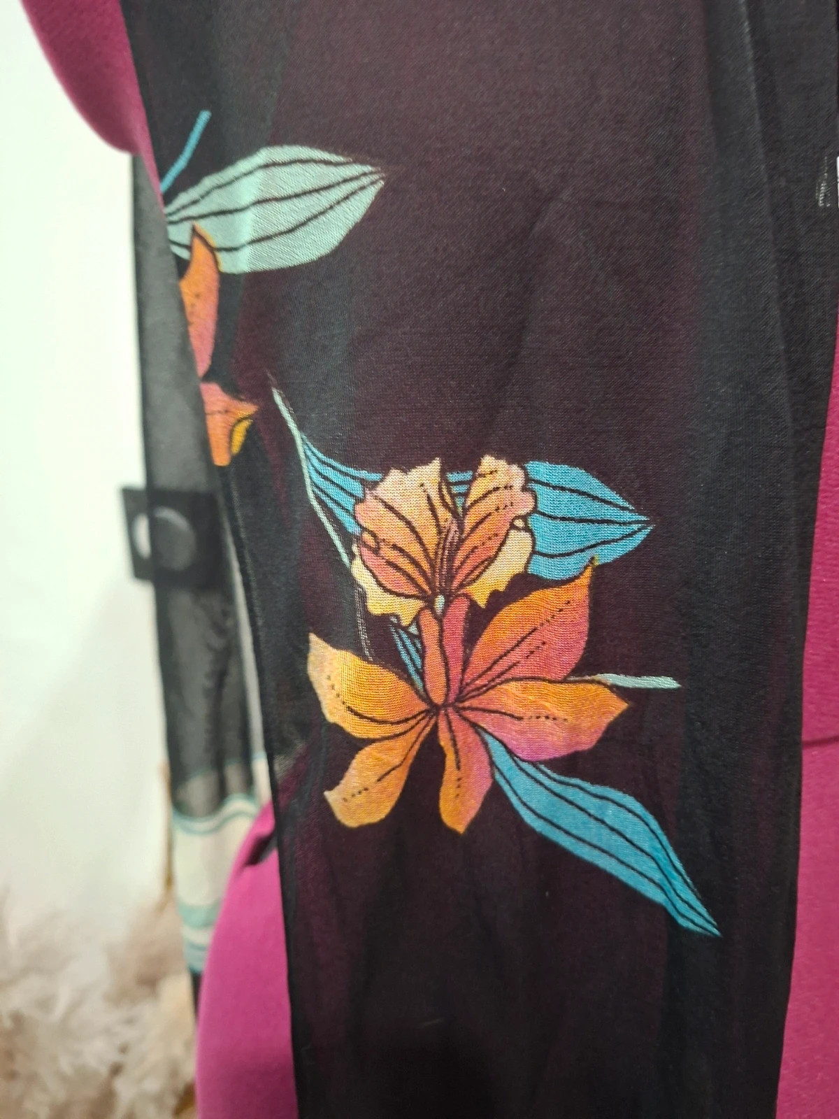 Écharpe légère noire à motifs floraux colorés 🌺 2