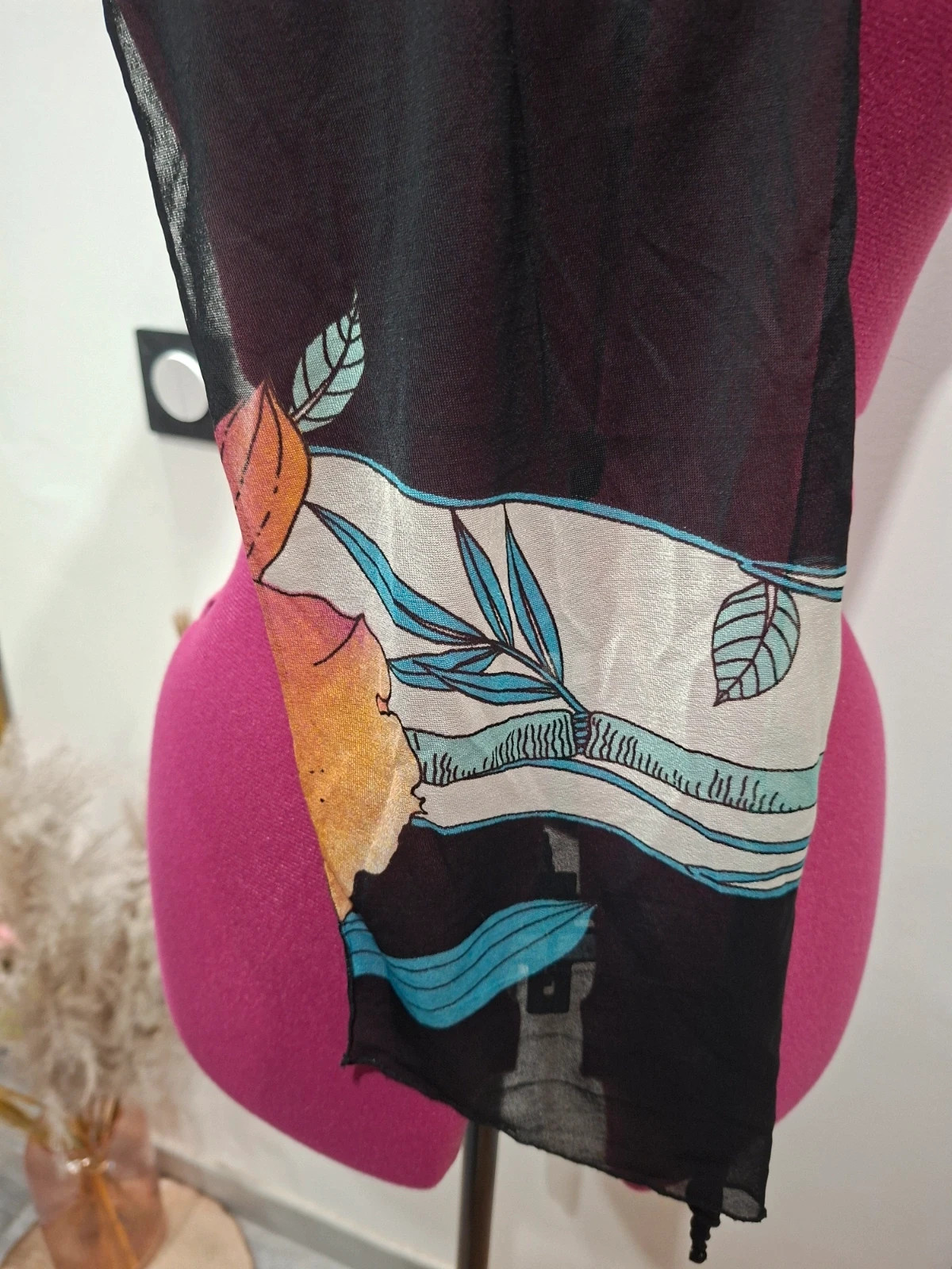 Écharpe légère noire à motifs floraux colorés 🌺 3