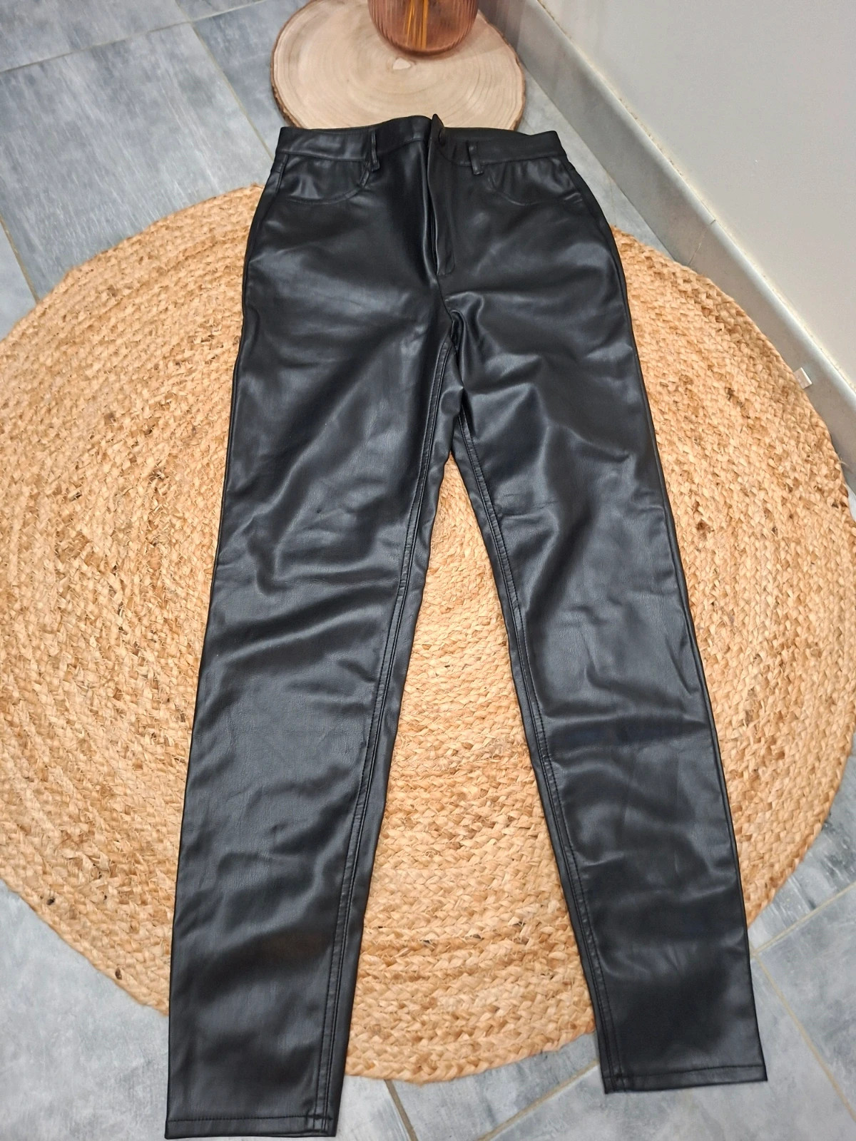 Pantalon noir en simili cuir Kiabi – Taille 38 – Kiabi – taille M / 38 / 10 2