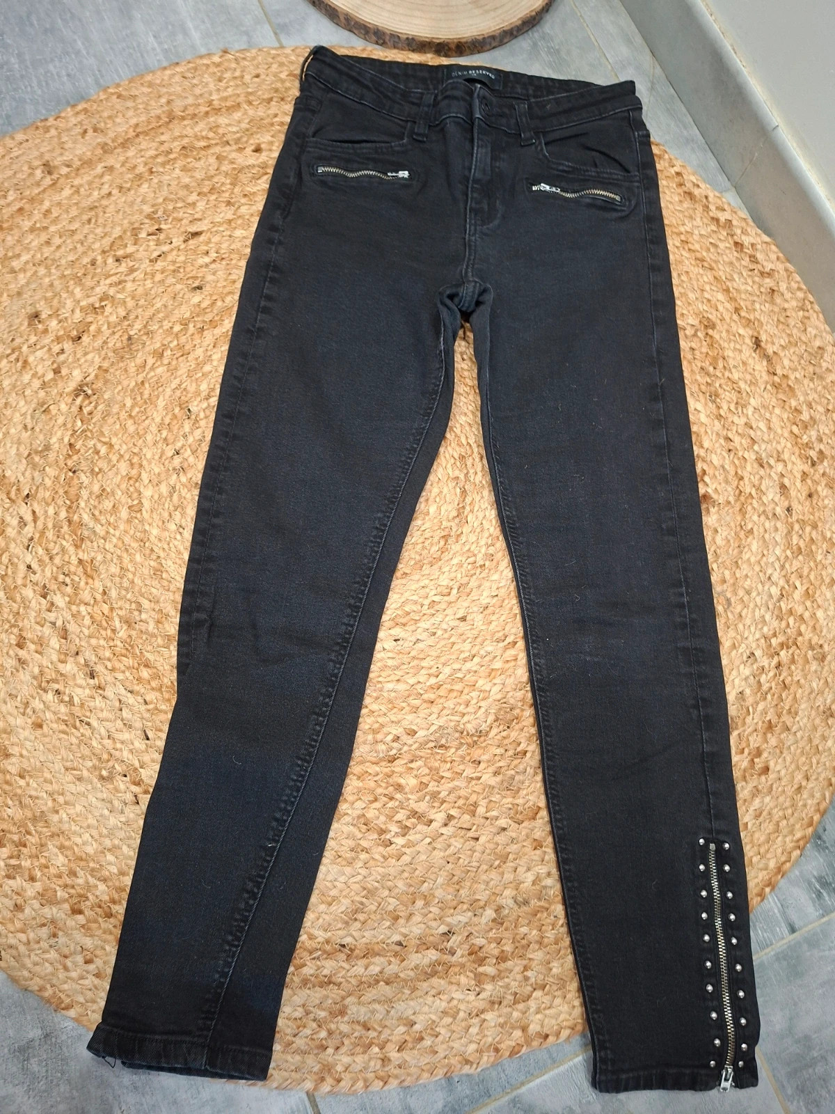 Jean slim noir Denim Reserved T38 détails zippés cloutés – denim reserved – taille M / 38 / 10 2