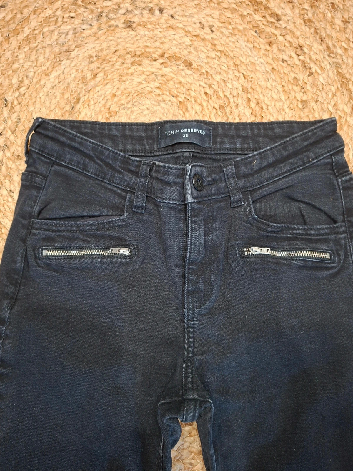 Jean slim noir Denim Reserved T38 détails zippés cloutés – denim reserved – taille M / 38 / 10 4