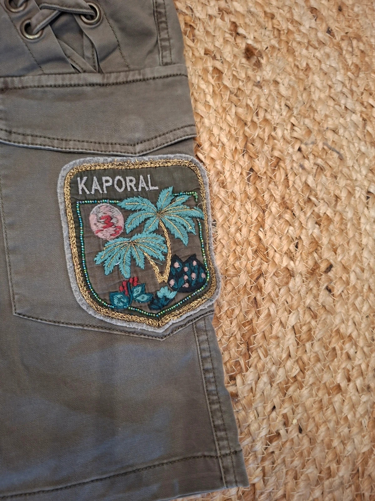 Jupe cargo kaki Kaporal avec lacets et écusson – Taille S (36) – Kaporal – taille S / 36 / 8 2