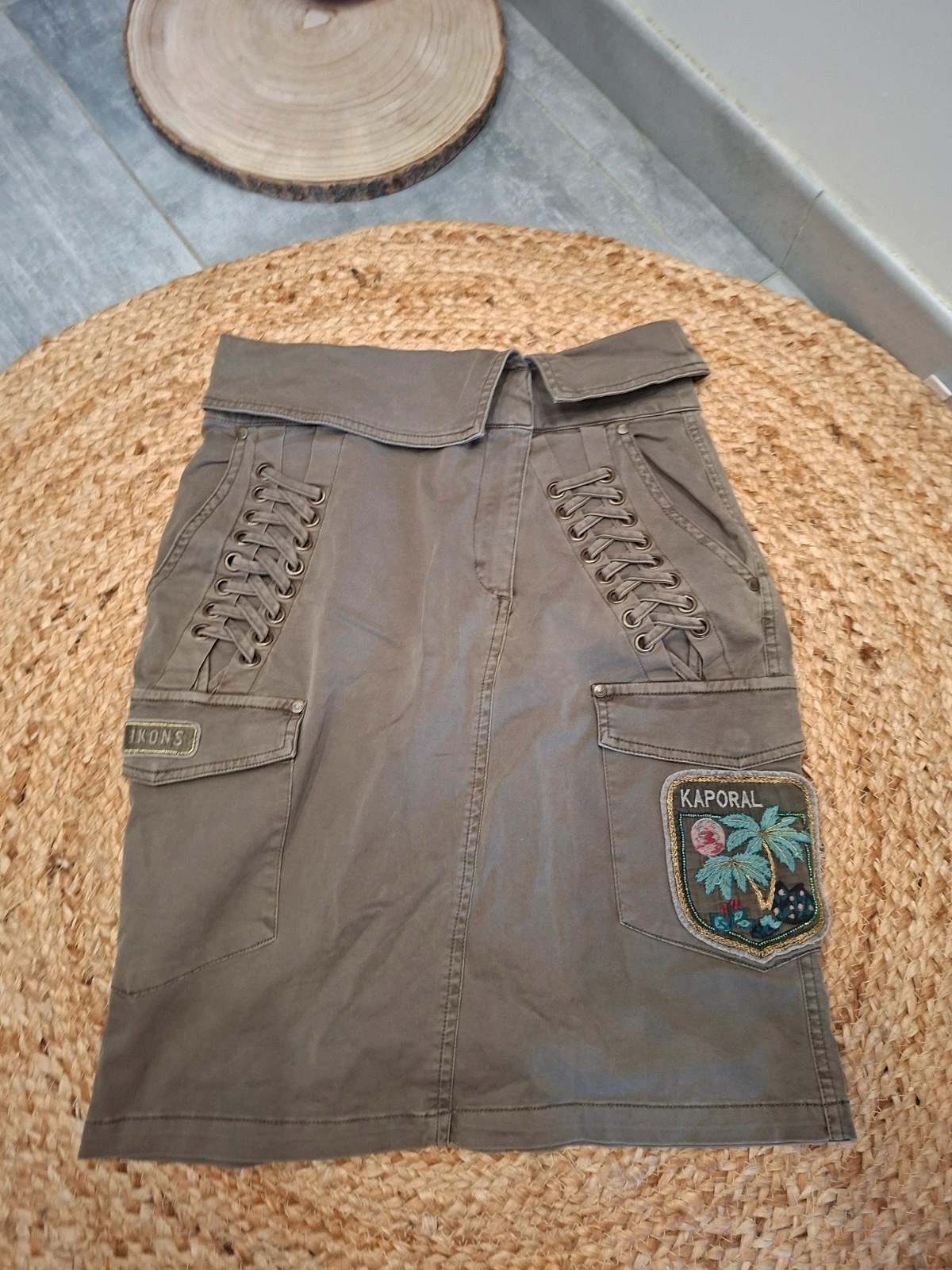 Jupe cargo kaki Kaporal avec lacets et écusson – Taille S (36)