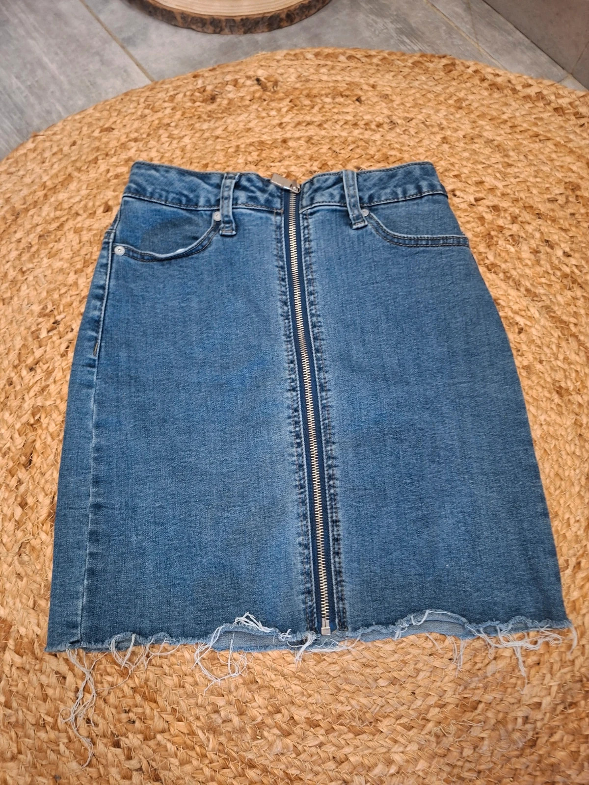 Jupe en jean ONLY Pearl taille haute zippée – S/36 – bords effilochés
