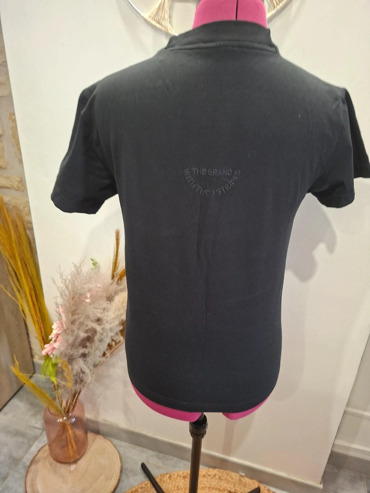 T-shirt Adidas noir – logo blanc poitrine & inscription dos – XS/34 – adidas – taille XS / 34 / 6 3