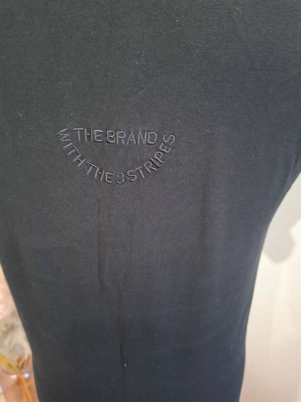 T-shirt Adidas noir – logo blanc poitrine & inscription dos – XS/34 – adidas – taille XS / 34 / 6 5
