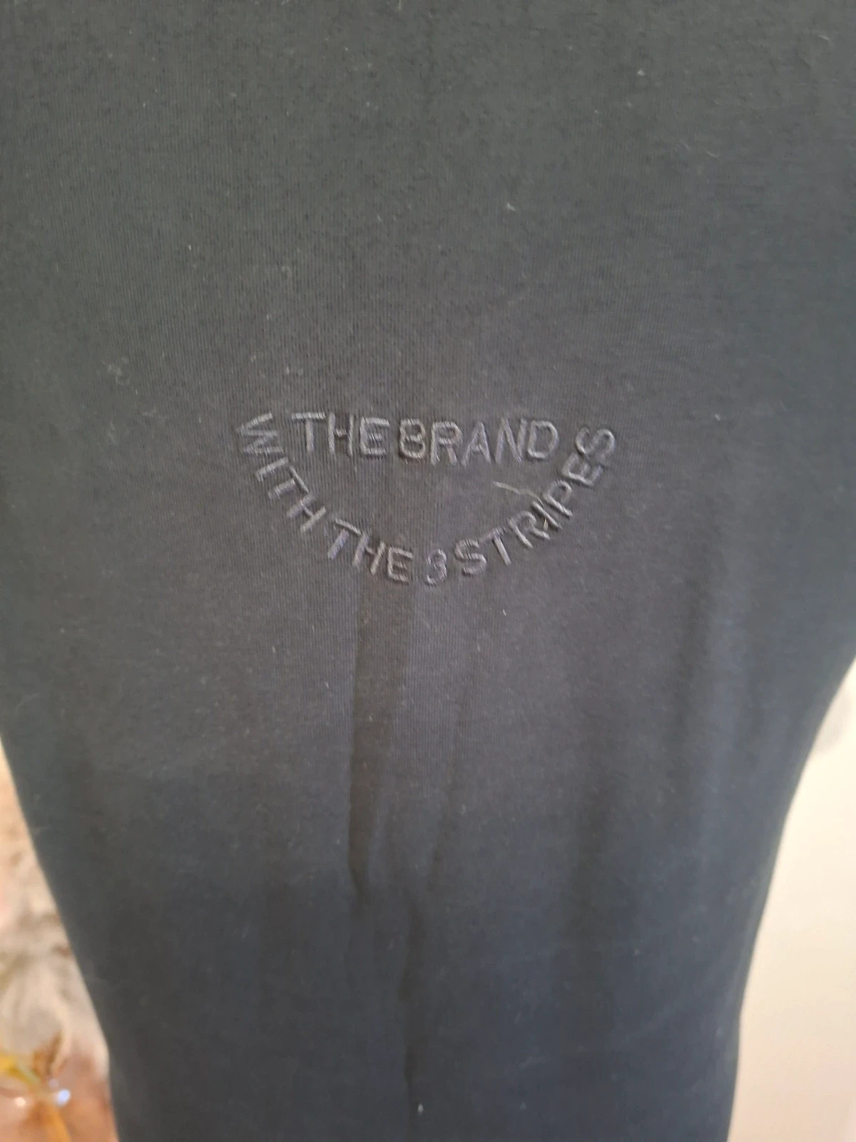T-shirt Adidas noir – logo blanc poitrine & inscription dos – XS/34 – adidas – taille XS / 34 / 6 4