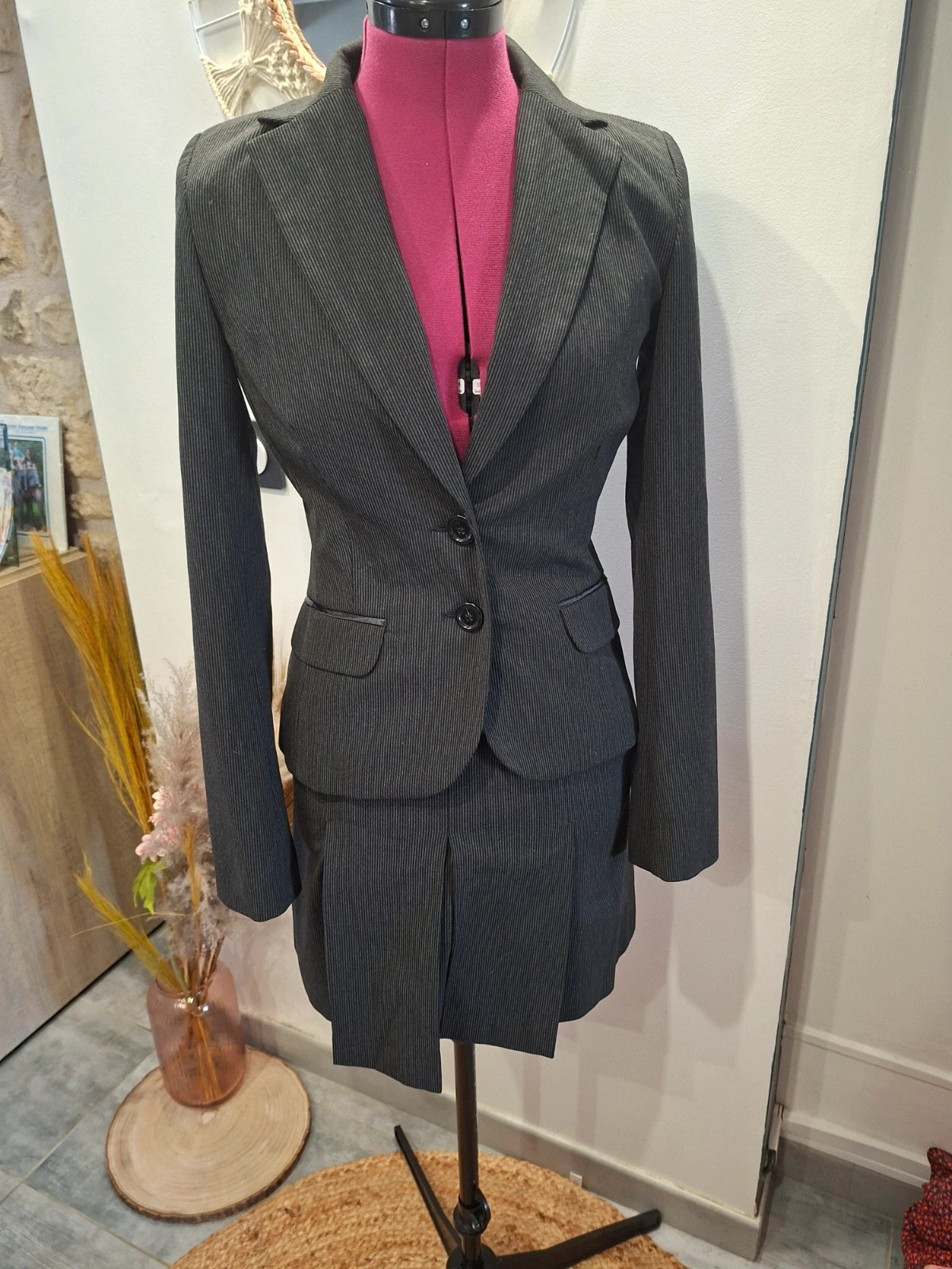 Ensemble tailleur NAF NAF veste + jupe plissée – gris rayé – S/36