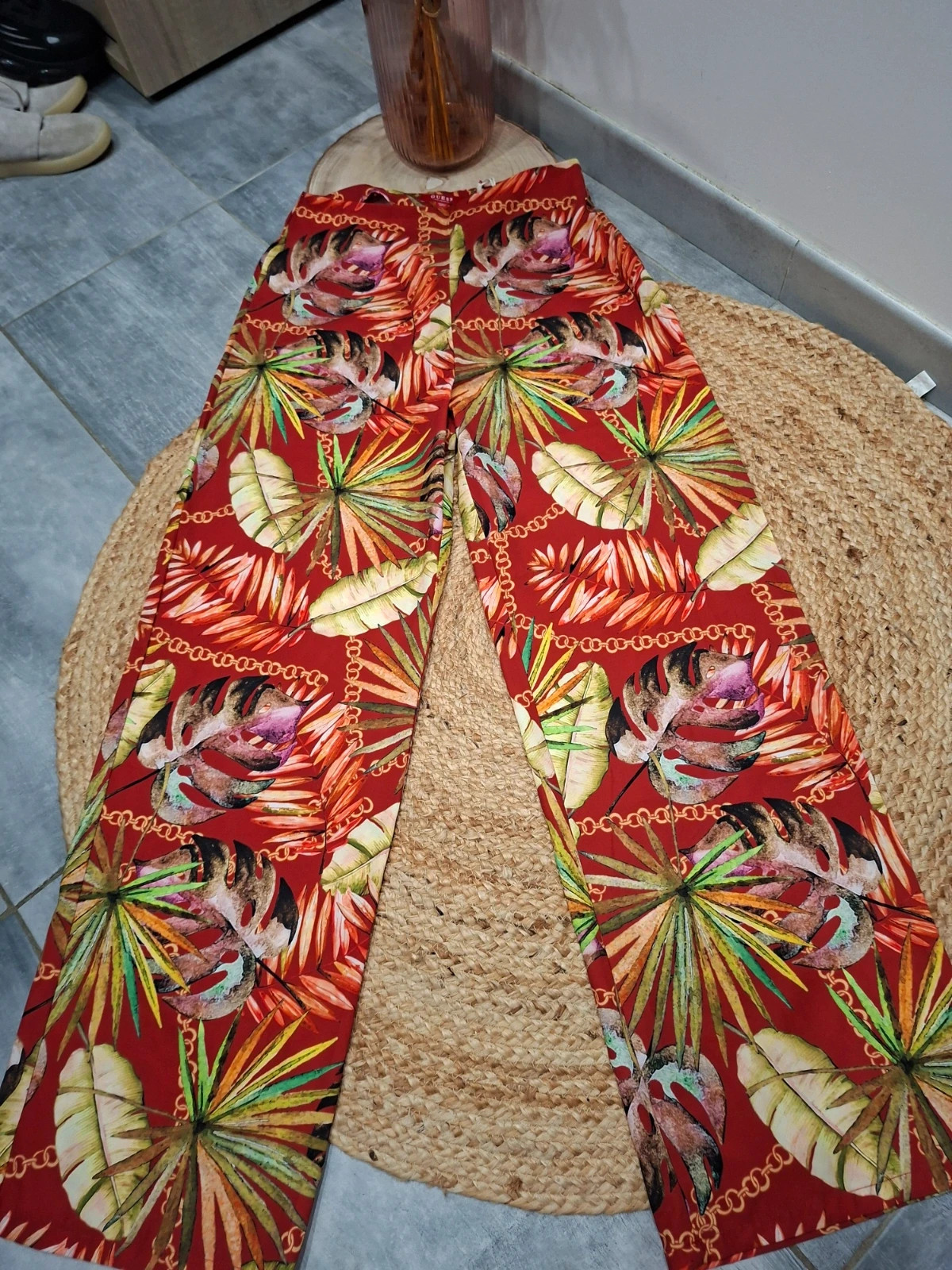 Pantalon fluide Guess imprimé tropical rouge – Taille S / 36 (Neuf) – GUESS – taille S / 36 / 8 3