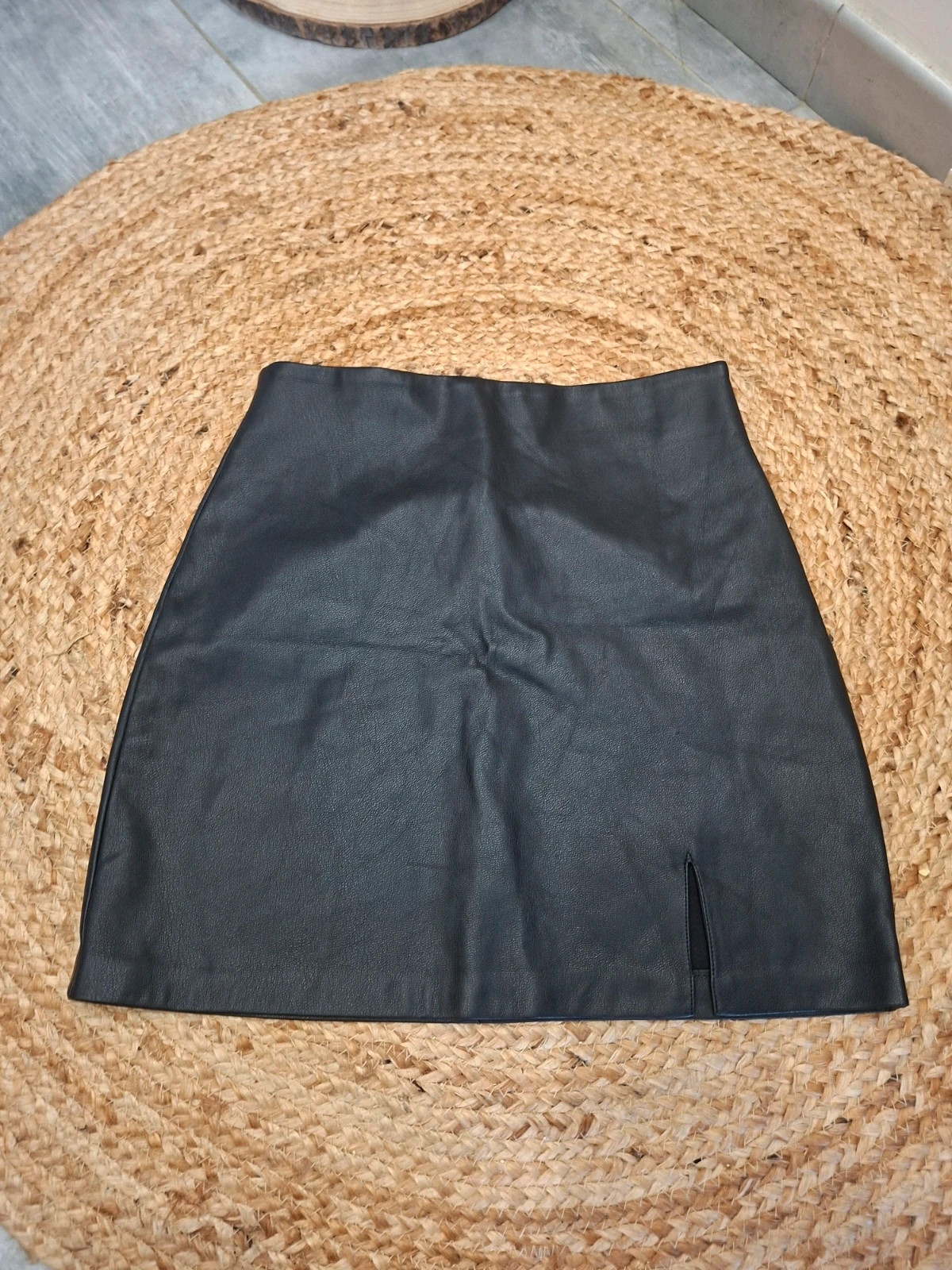 Jupe courte Amisu en similicuir noir – coupe trapèze – fente – S/36