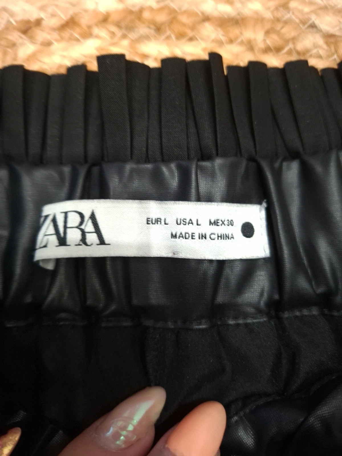 Jupe-short Zara noire plissée effet similicuir T. L/40 – Zara – taille L / 40 / 12 2
