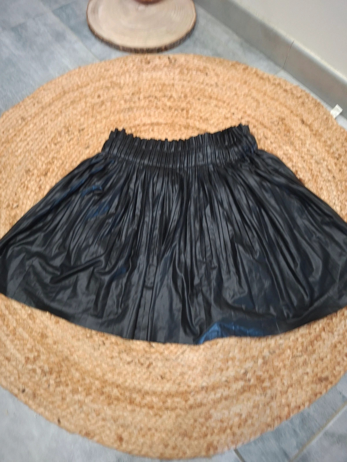 Jupe-short Zara noire plissée effet similicuir T. L/40 – Zara – taille L / 40 / 12 5