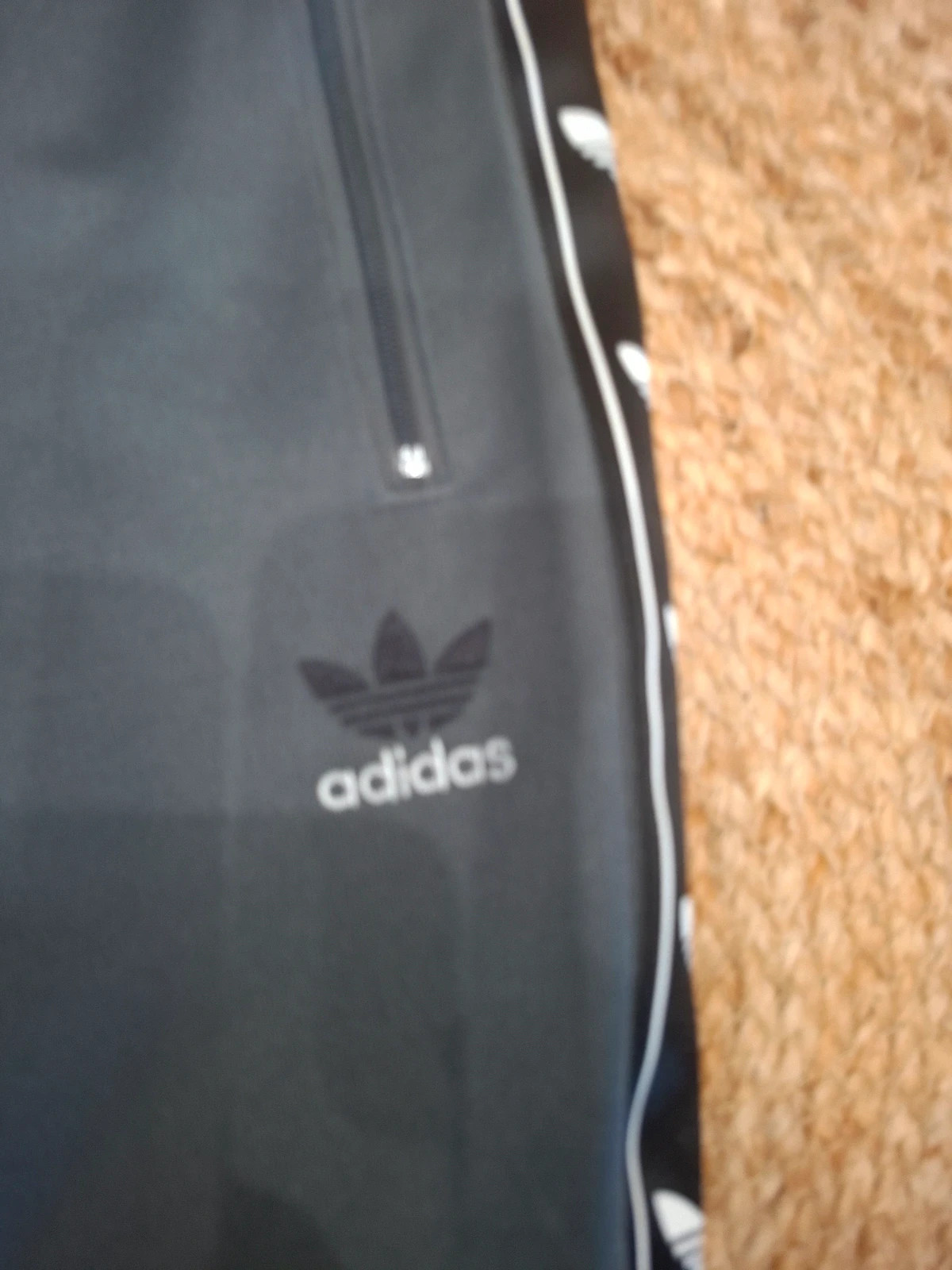 Jogging Adidas Originals gris foncé bandes trèfle XS – adidas – taille XS 2
