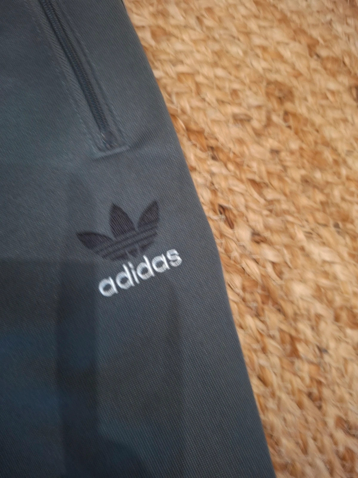 Jogging Adidas Originals gris foncé bandes trèfle XS – adidas – taille XS 4
