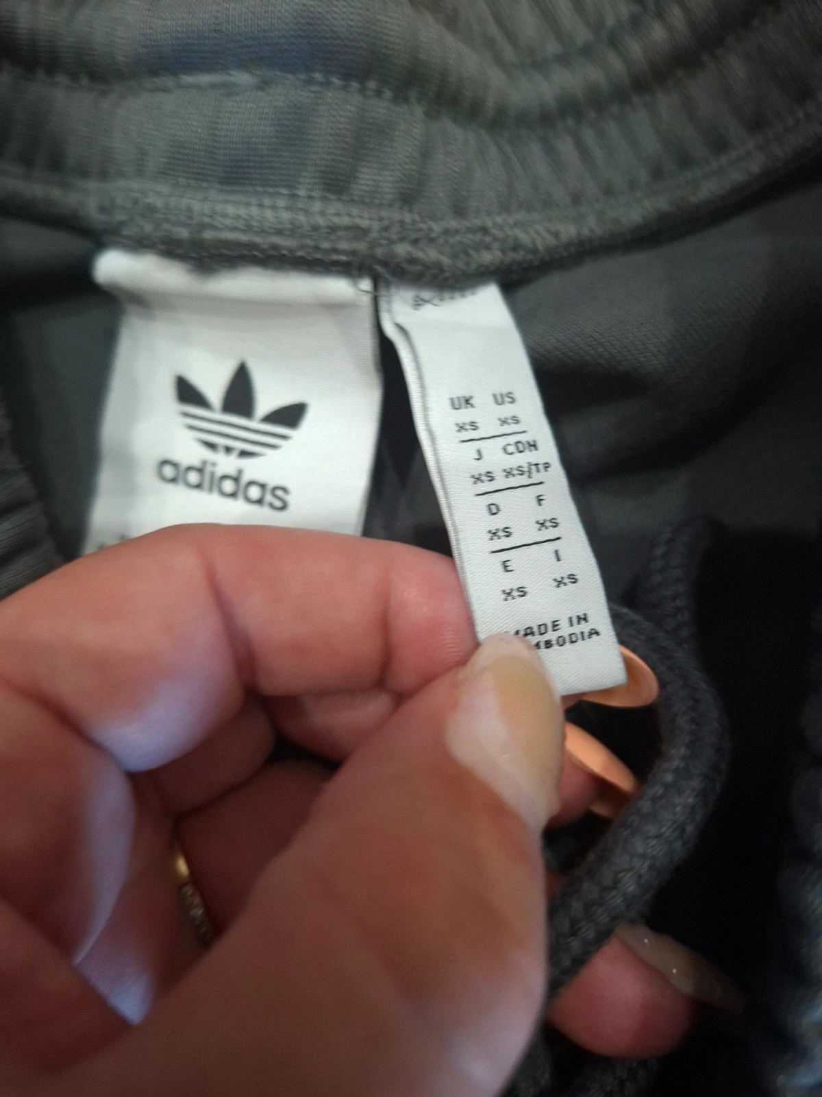 Jogging Adidas Originals gris foncé bandes trèfle XS – adidas – taille XS 5