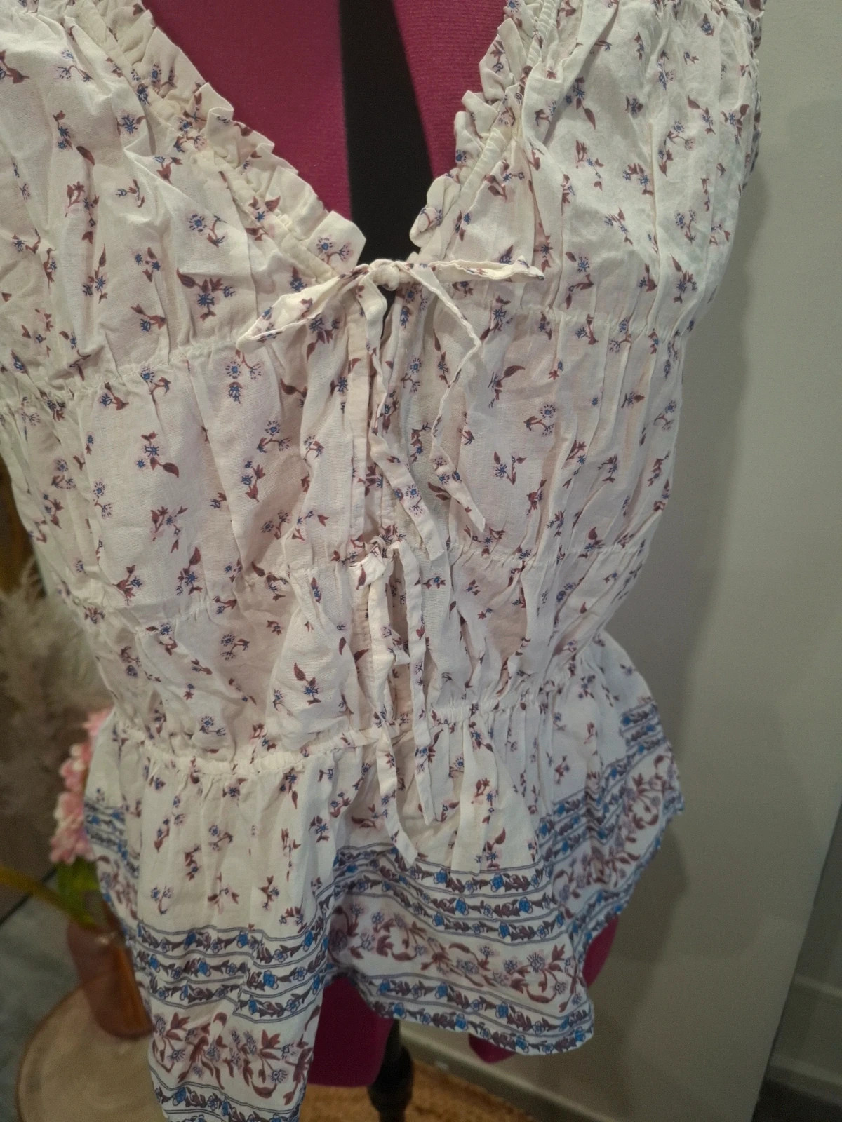 Top Neo Noir Rovena floral écru bleu bordeaux volants L/40 coton – Neo Noir – taille L / 40 / 12 2