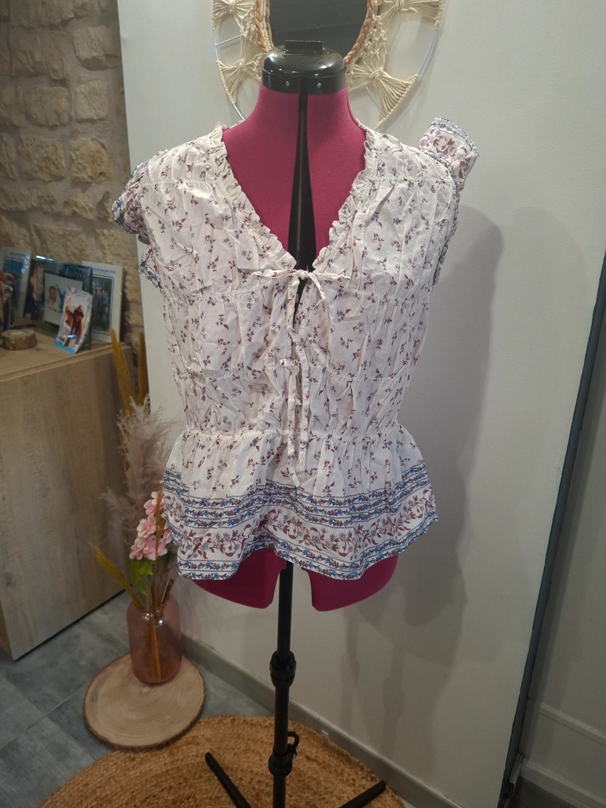Top Neo Noir Rovena floral écru bleu bordeaux volants L/40 coton