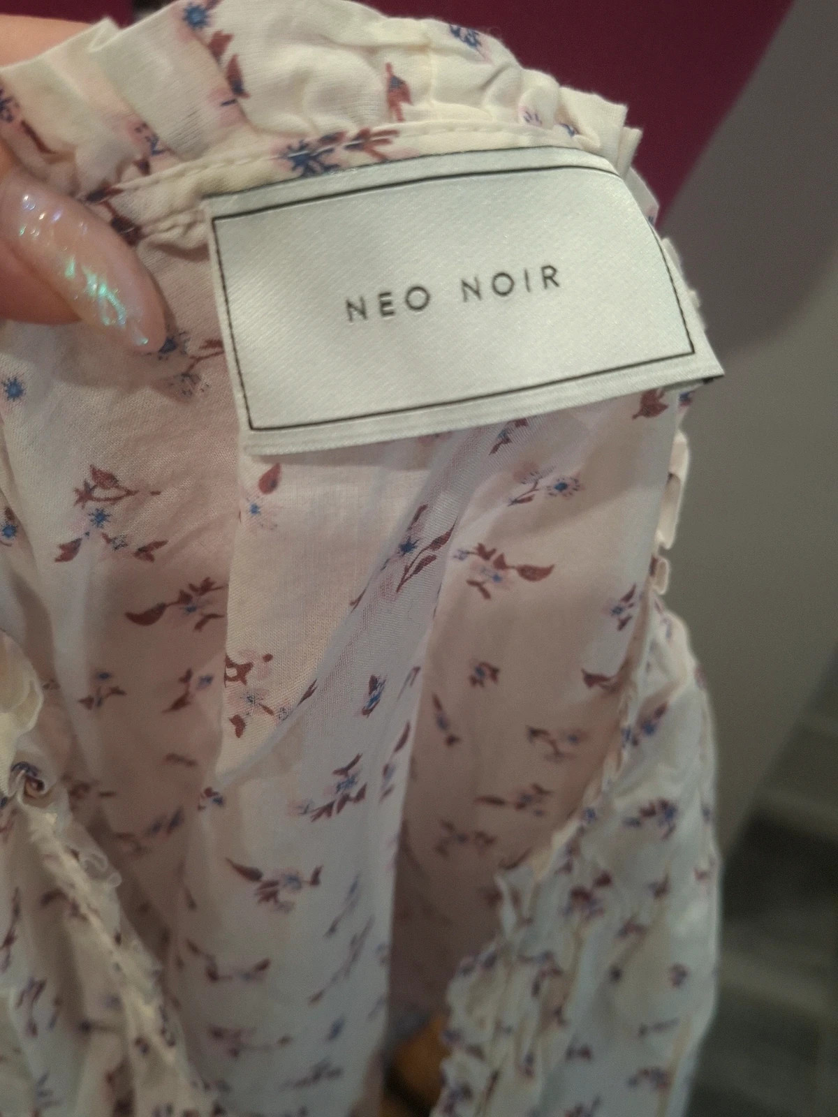Top Neo Noir Rovena floral écru bleu bordeaux volants L/40 coton – Neo Noir – taille L / 40 / 12 5