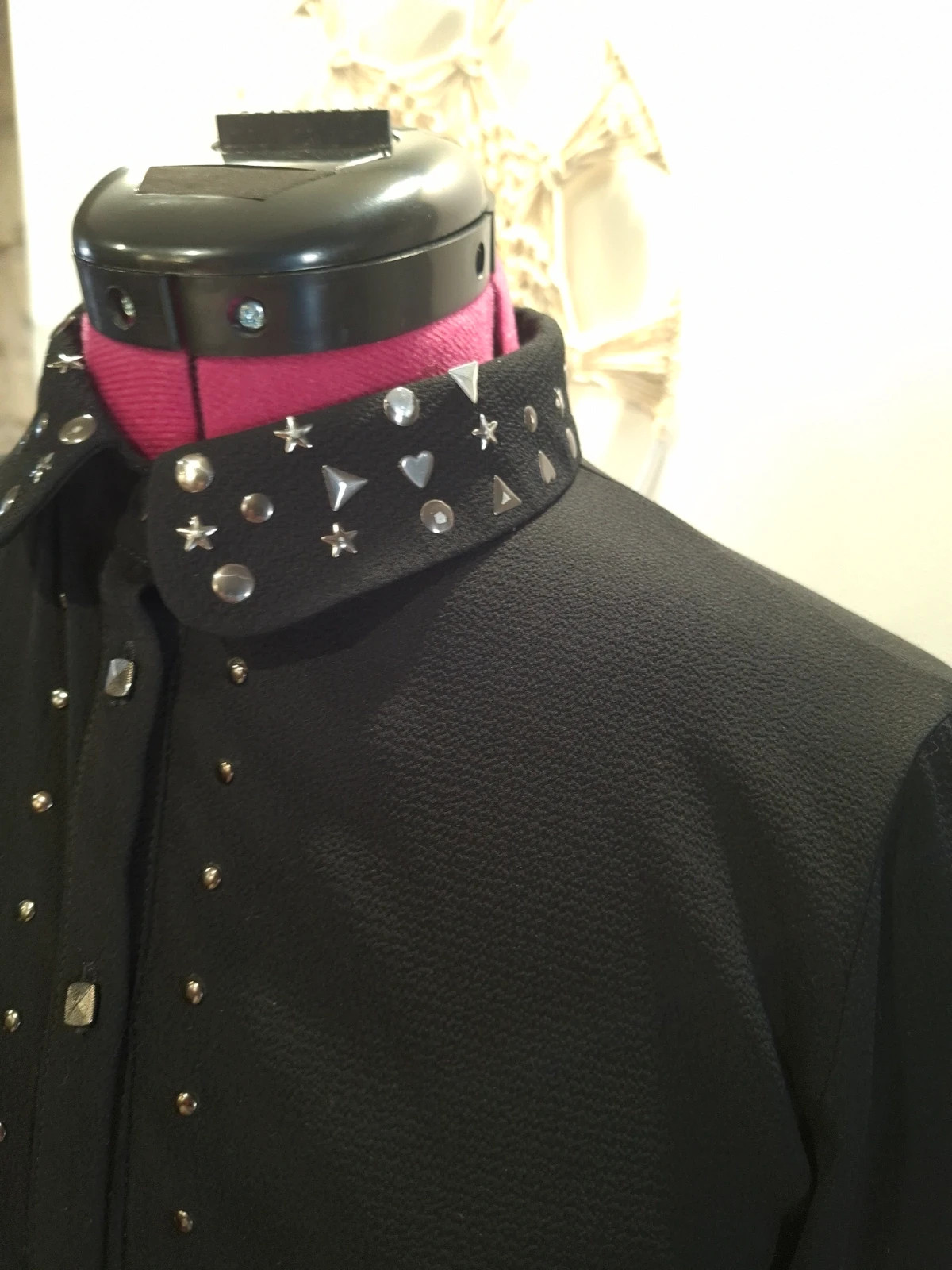 Chemisier Naf Naf noir à clous & strass – rock chic – T. 38 – Naf Naf – taille M / 38 / 10 3