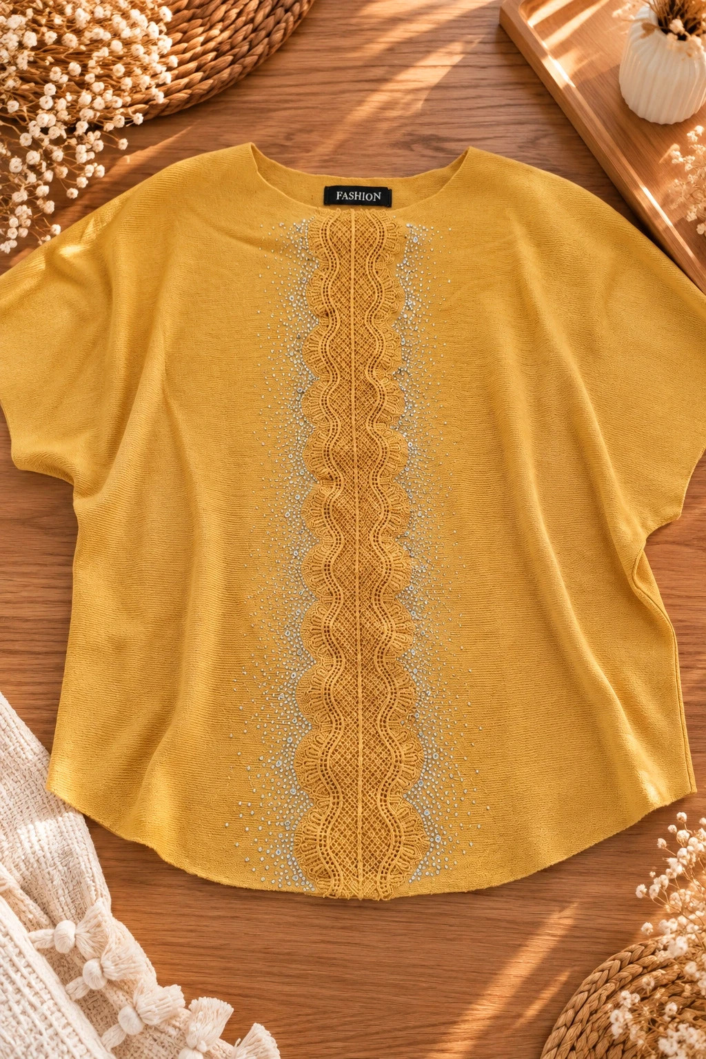 Pull moutarde avec dentelle et strass (Fashion – Taille Unique / Medium)