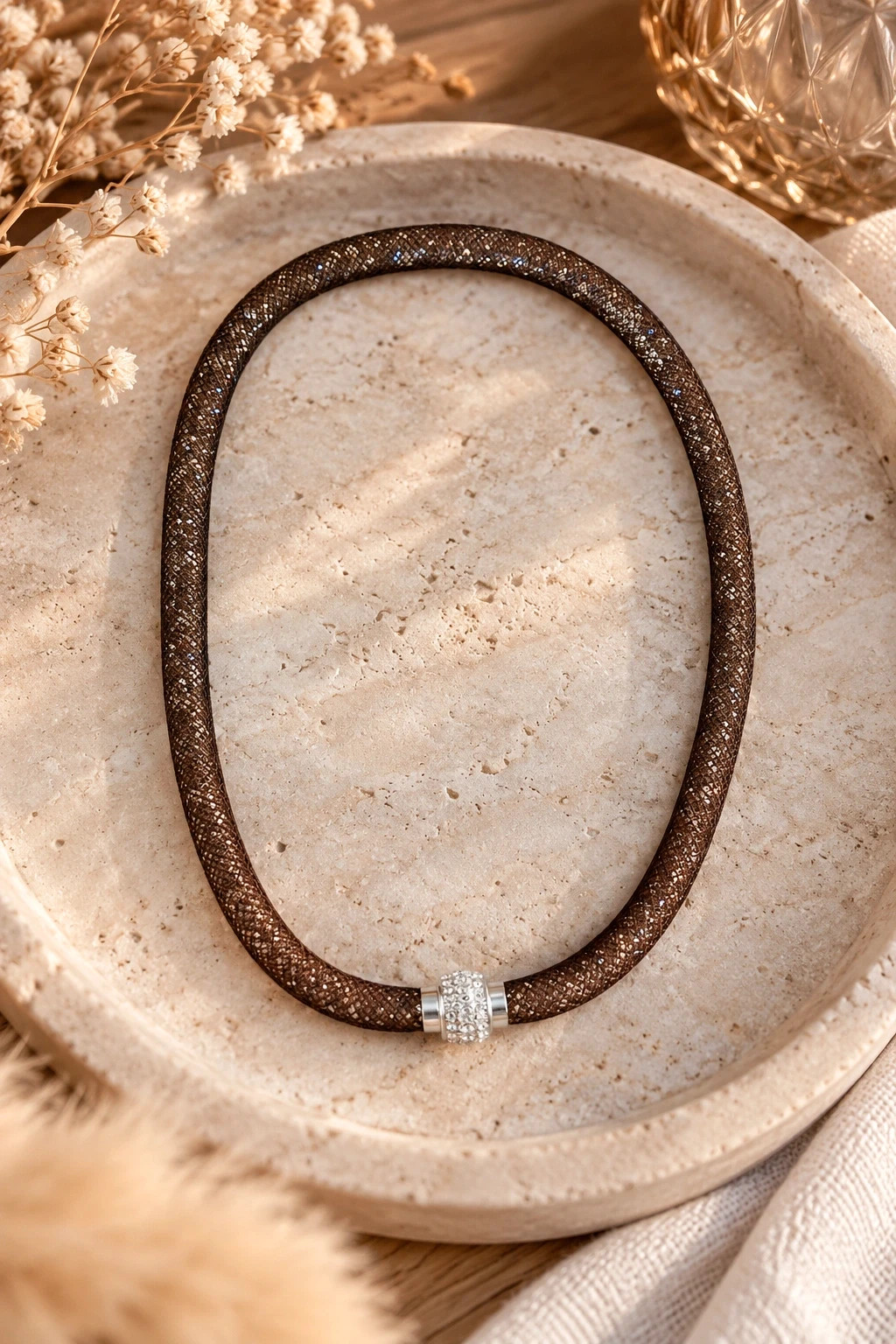 Collier marron scintillant
