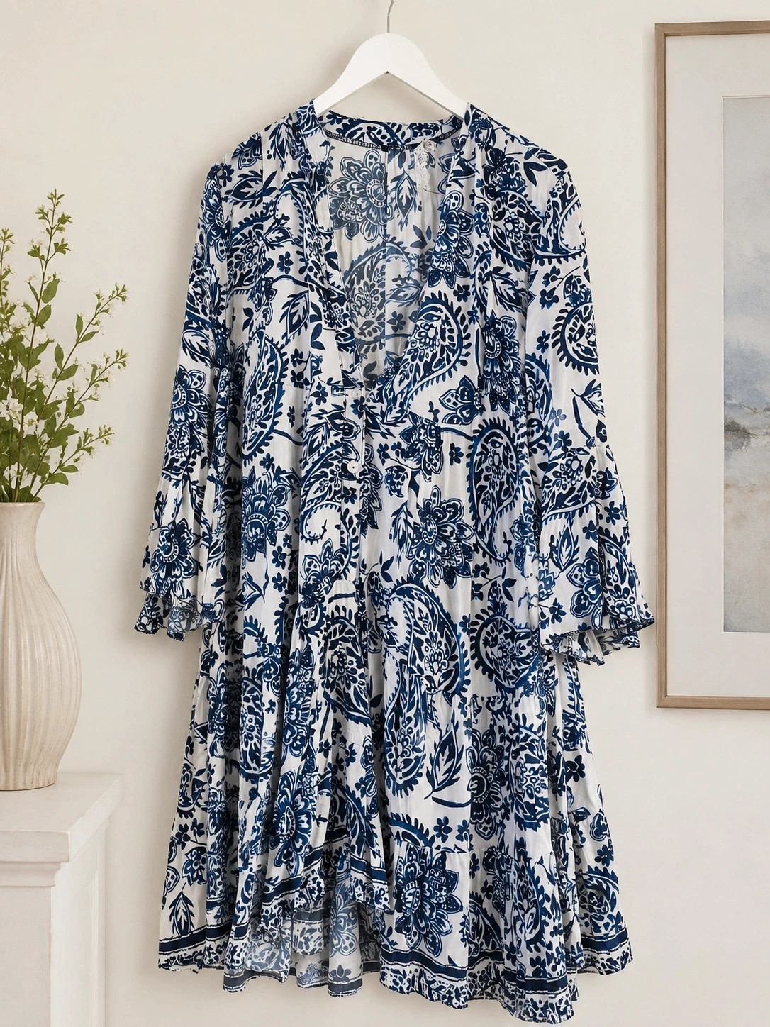 Robe fluide blanche et bleu marine à motifs