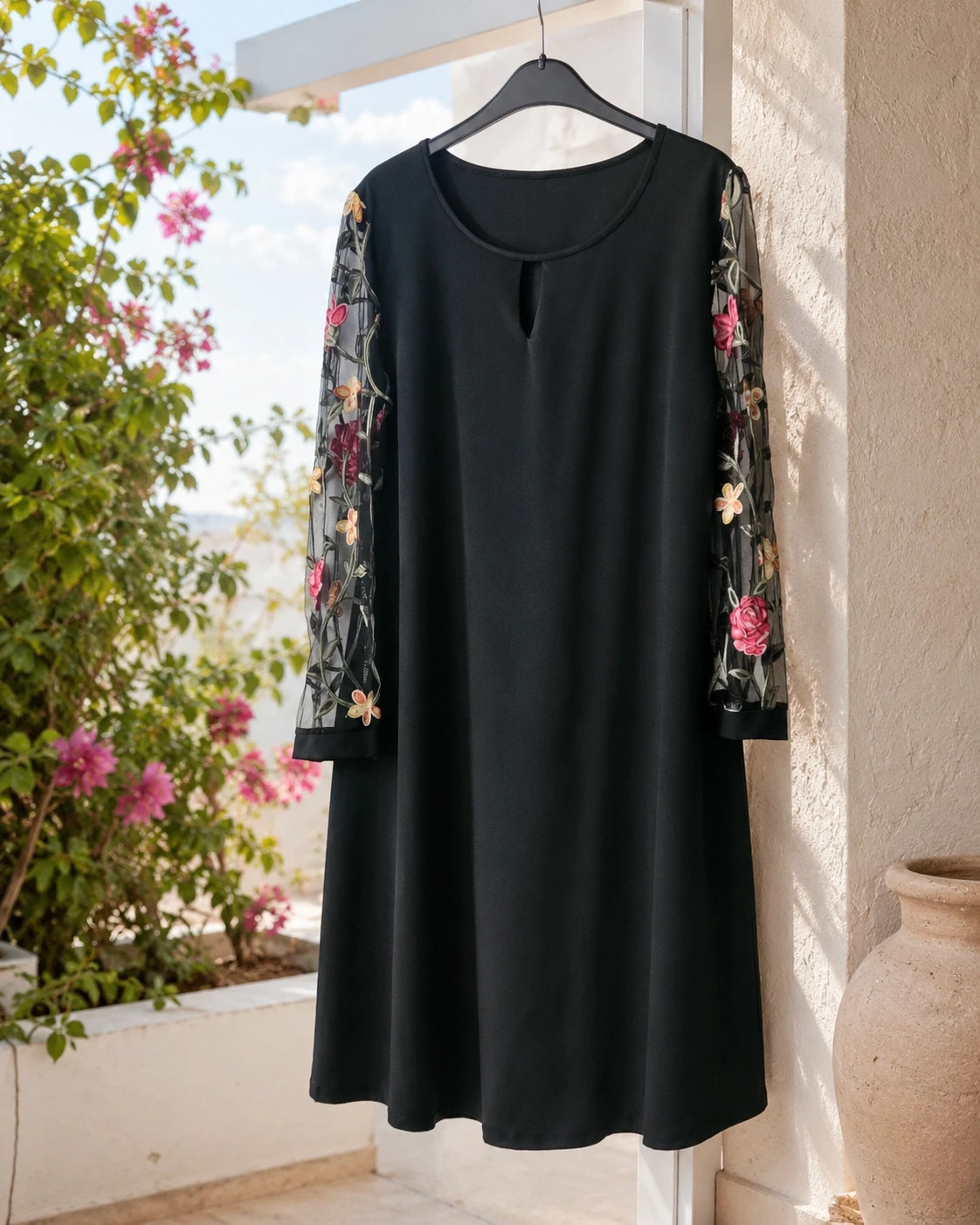 Robe noire manches brodées fleuries