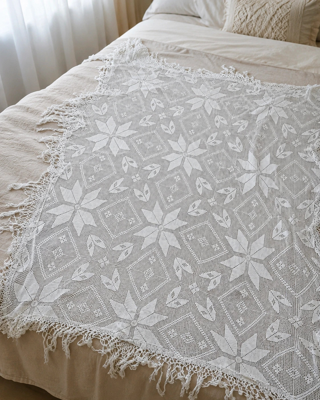 Nappe / jeté en crochet blanc à franges