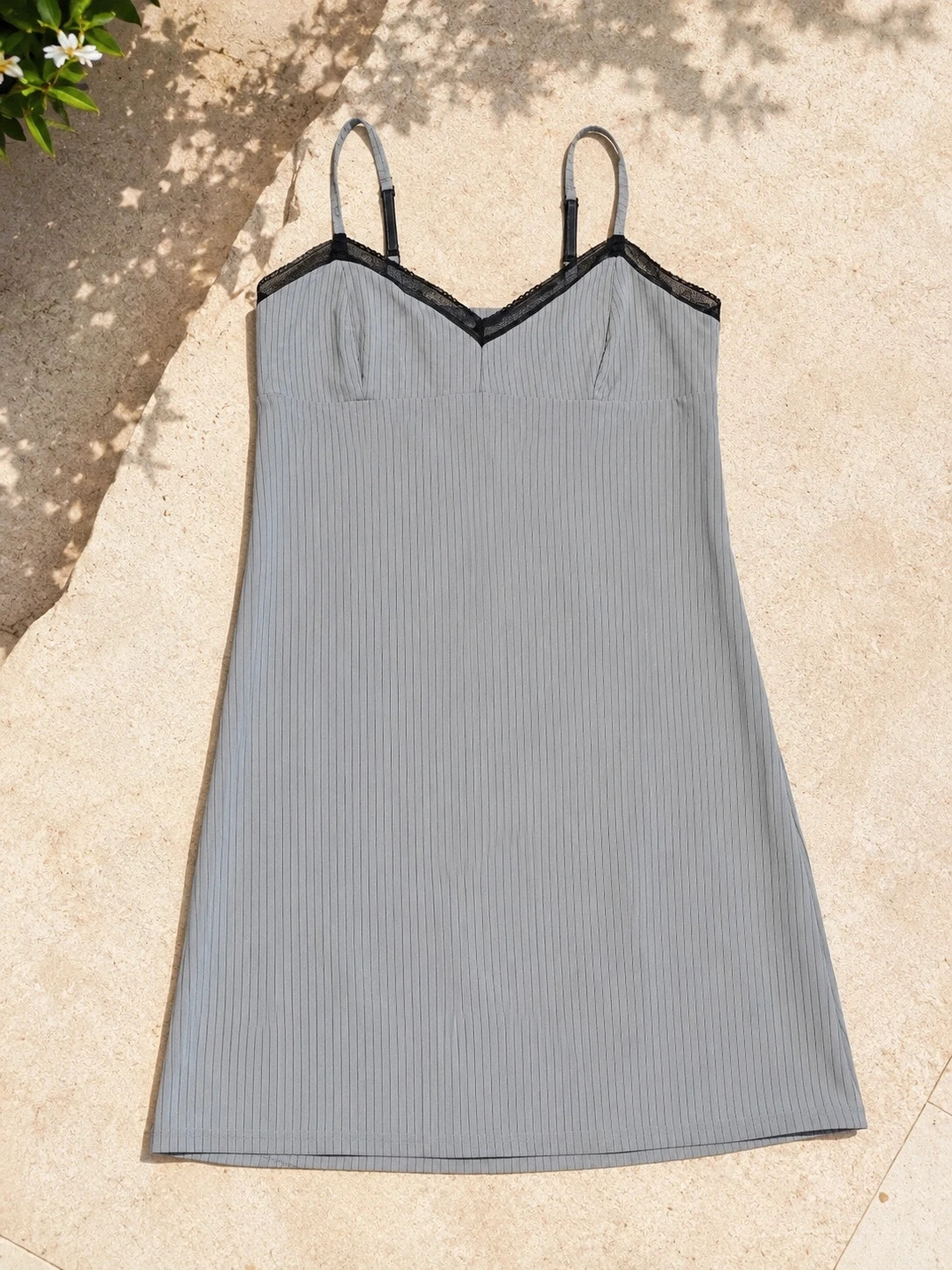 Robe nuisette grise à fines rayures
