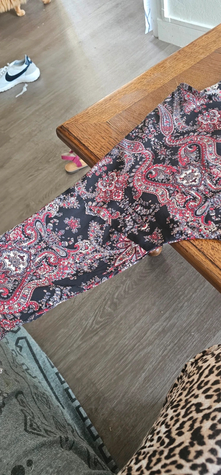 Jolie robe à imprimé cachemire dans les tons noir, rouge, rose et beige – Fashion – taille Taille unique 2