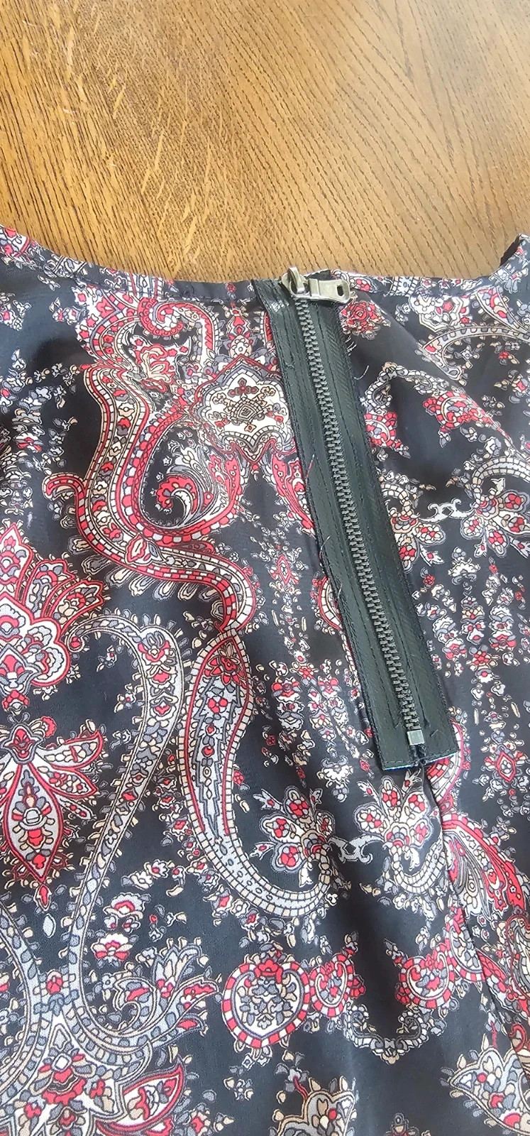 Jolie robe à imprimé cachemire dans les tons noir, rouge, rose et beige – Fashion – taille Taille unique 4