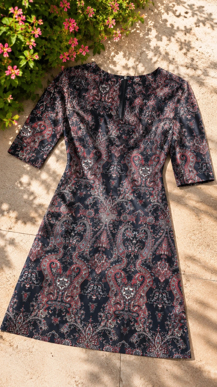 Jolie robe à imprimé cachemire dans les tons noir, rouge, rose et beige