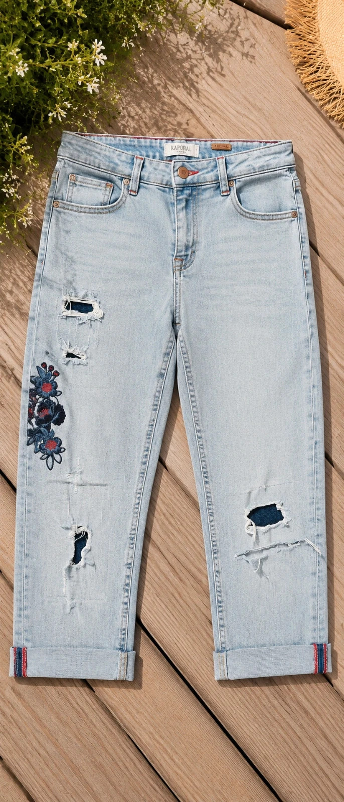 Jean Kaporal W28 L32 effet destroy avec broderies florales – Kaporal – taille S / 36 / 8